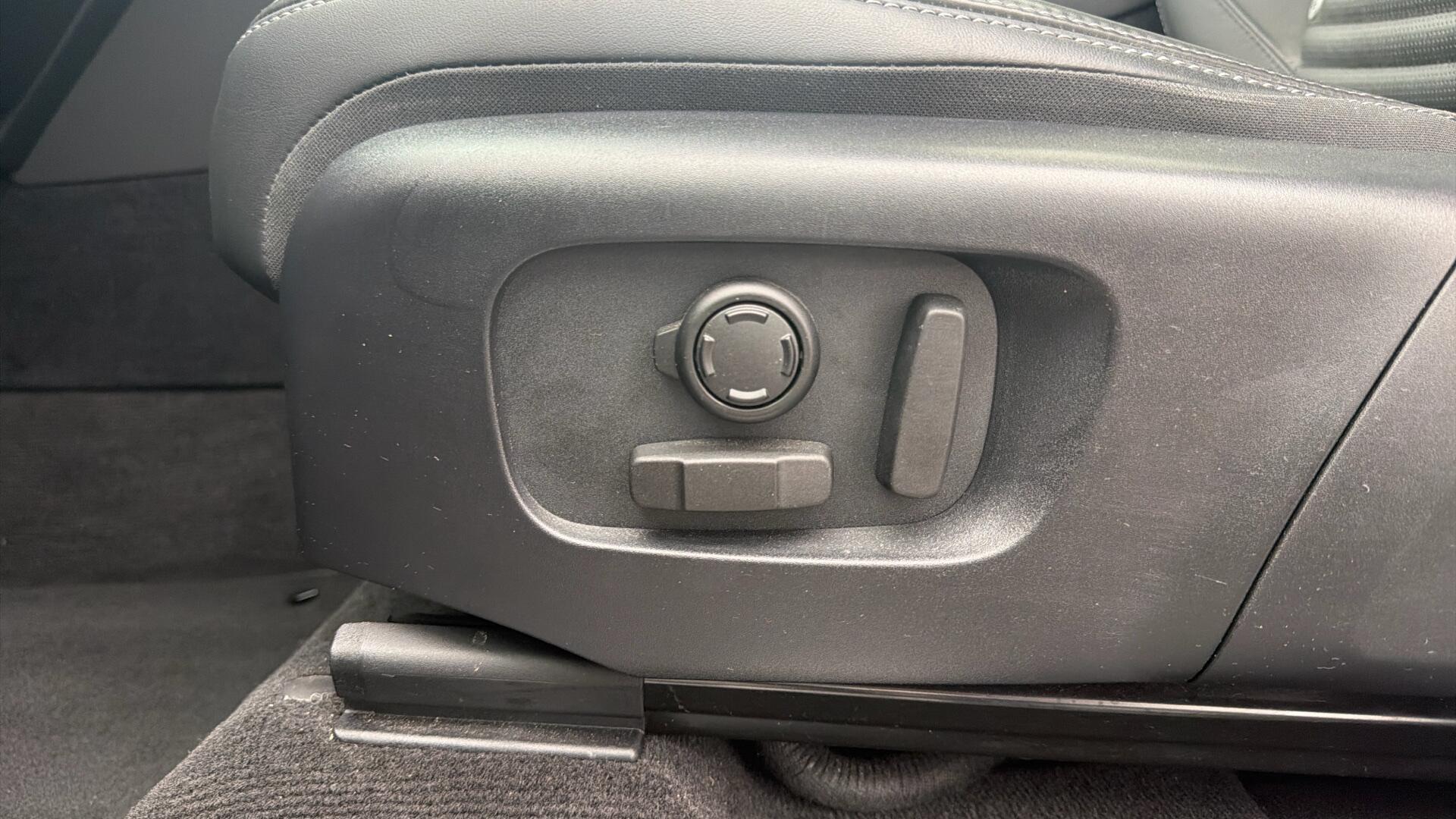 Land Rover Discovery Sport view 46