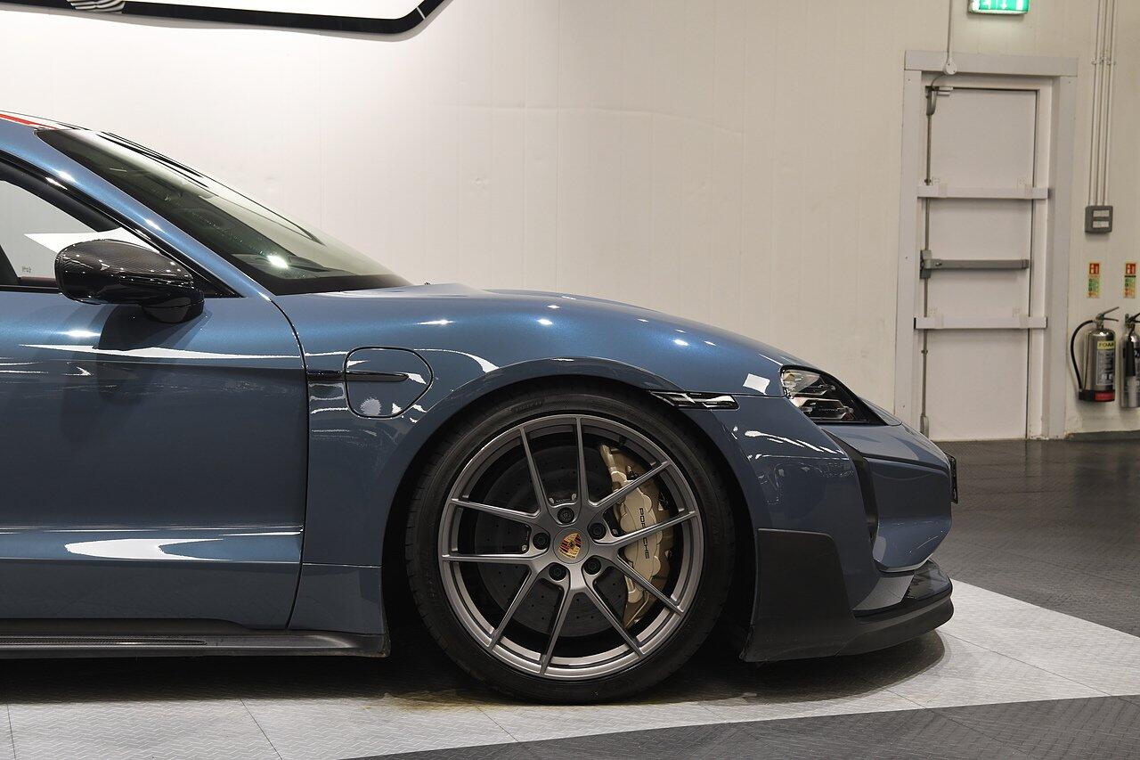 Porsche Taycan view 41