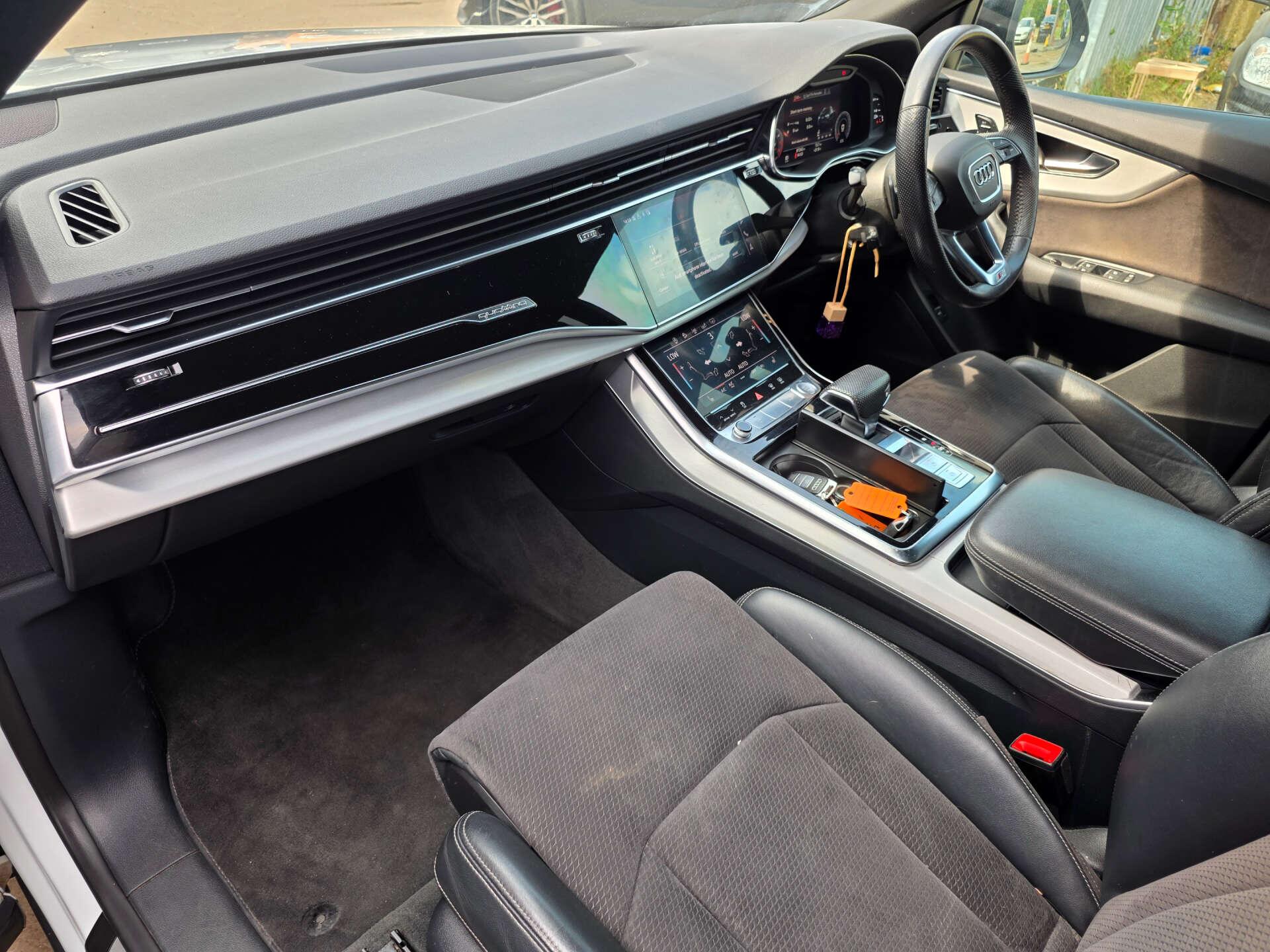Audi Q8 view 40