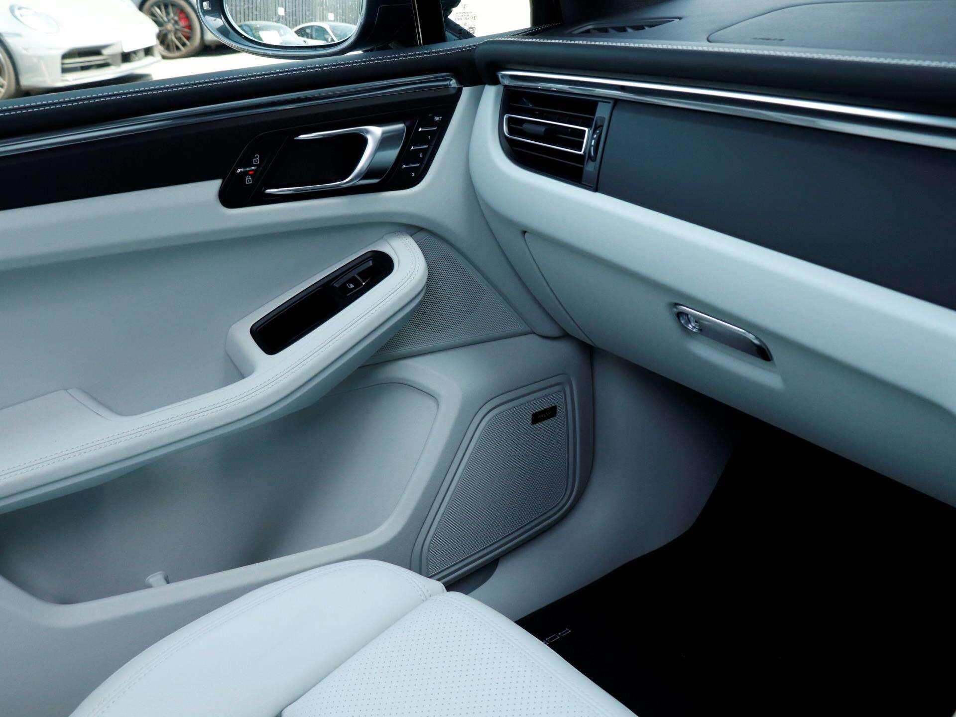 Porsche Macan view 23