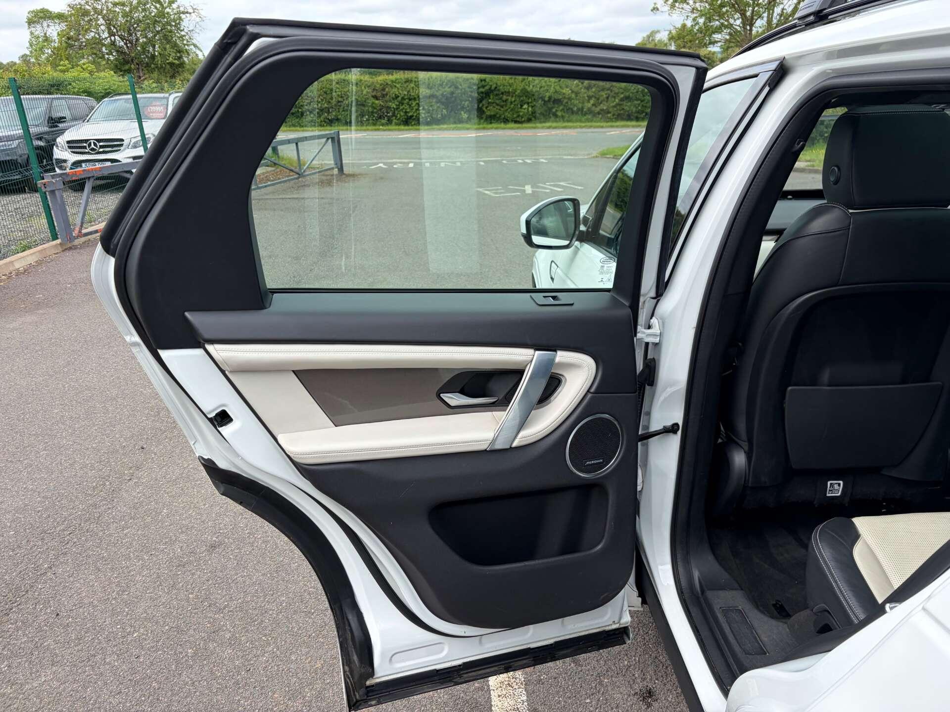 Land Rover Discovery Sport view 19