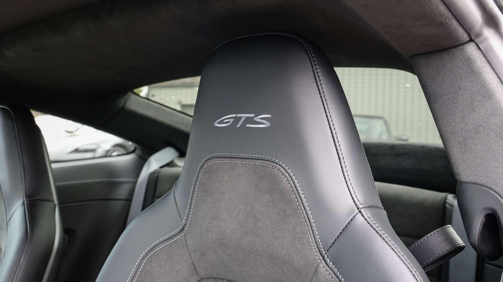 Porsche 911 view 16