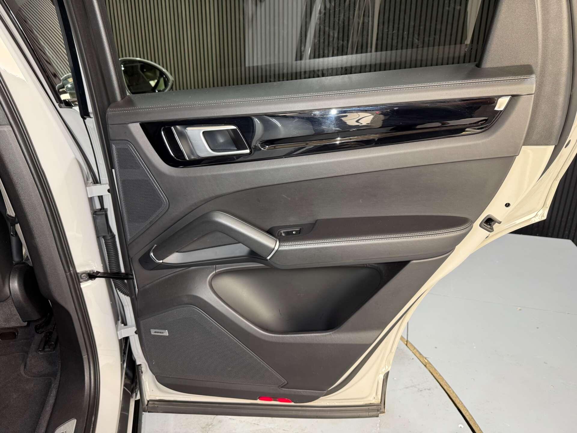 Porsche Cayenne view 22