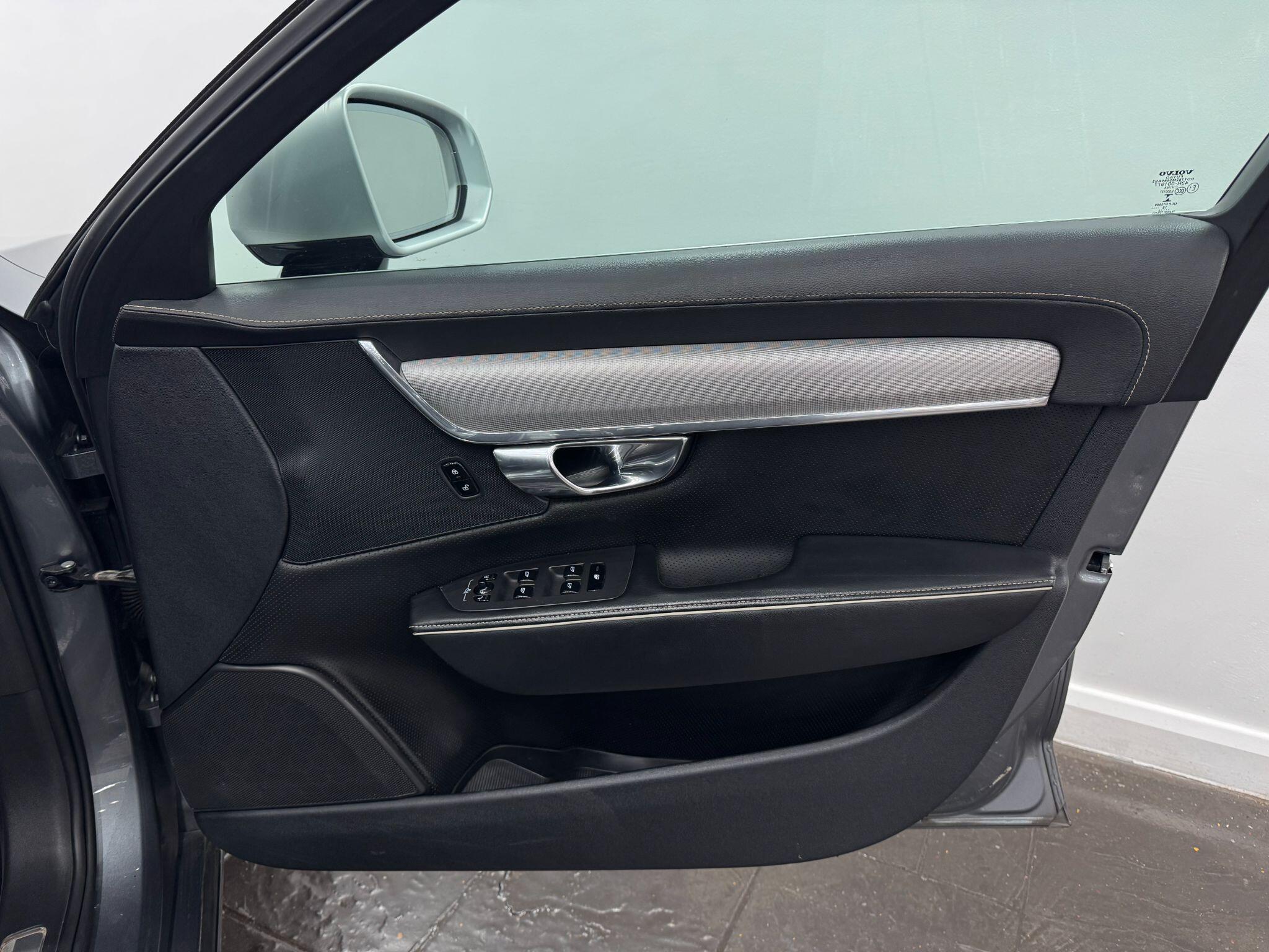 Volvo S90 view 26