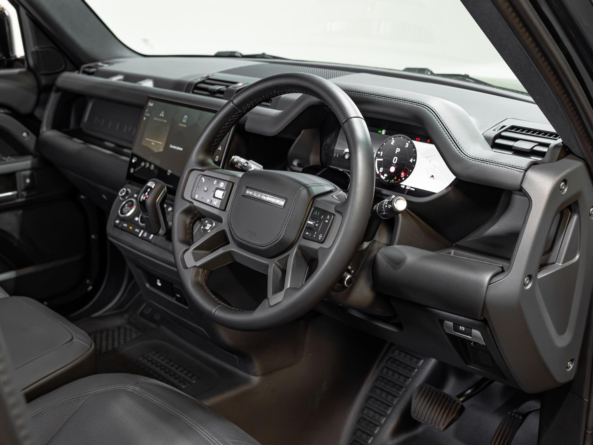 Land Rover Defender 110 view 17