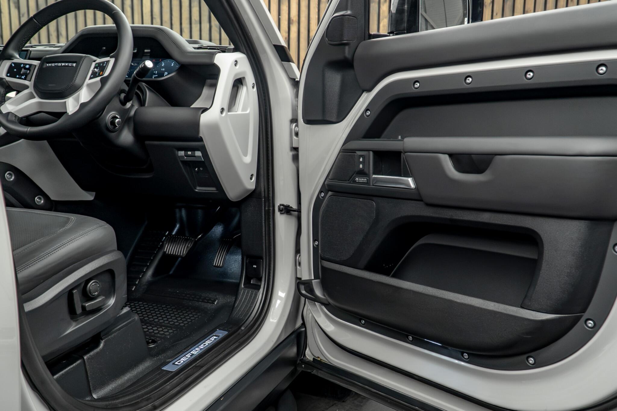 Land Rover Defender view 31