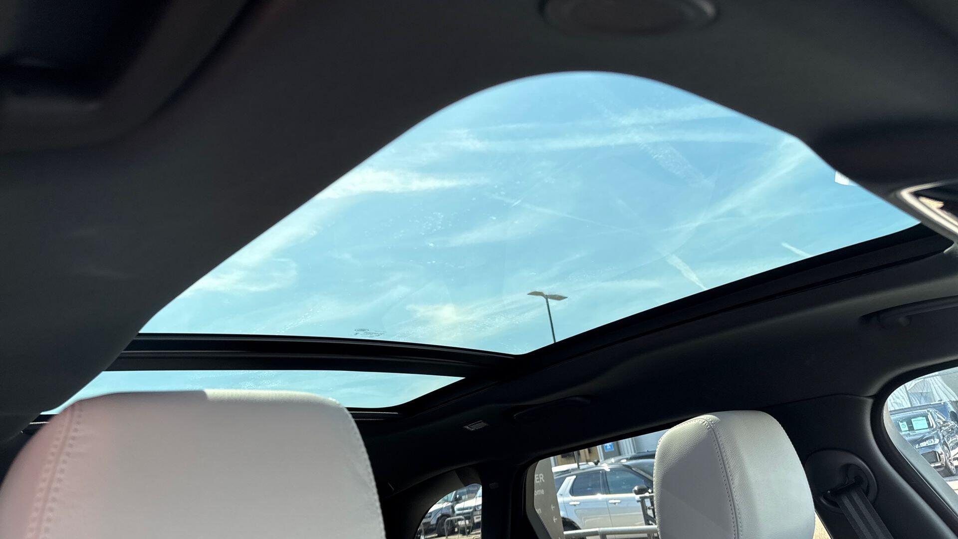 Land Rover Range Rover Velar view 22