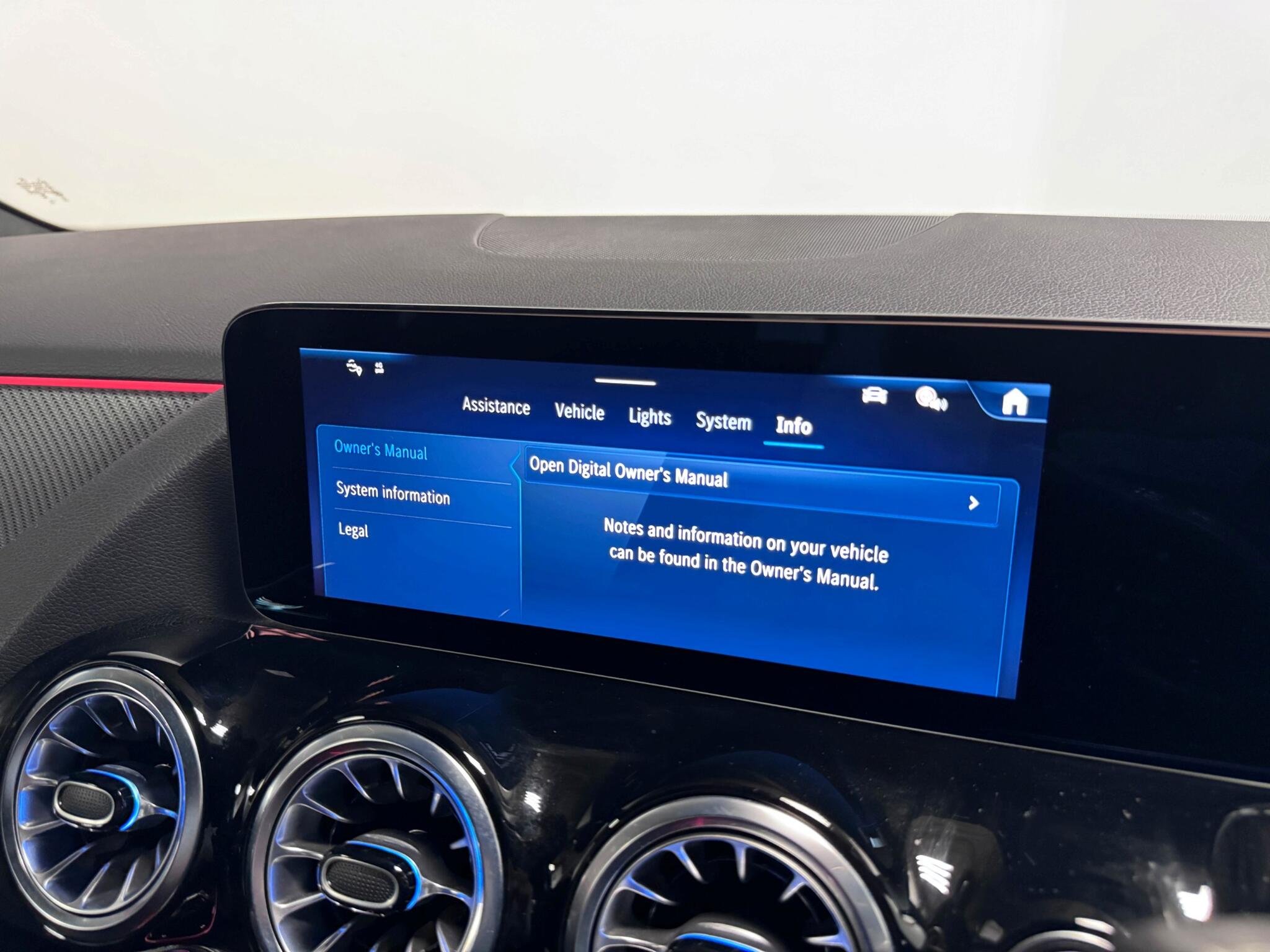 Mercedes-Benz Gla view 57