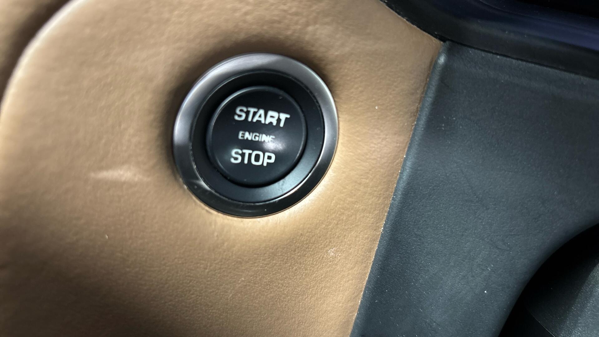 Land Rover Range Rover Velar view 32