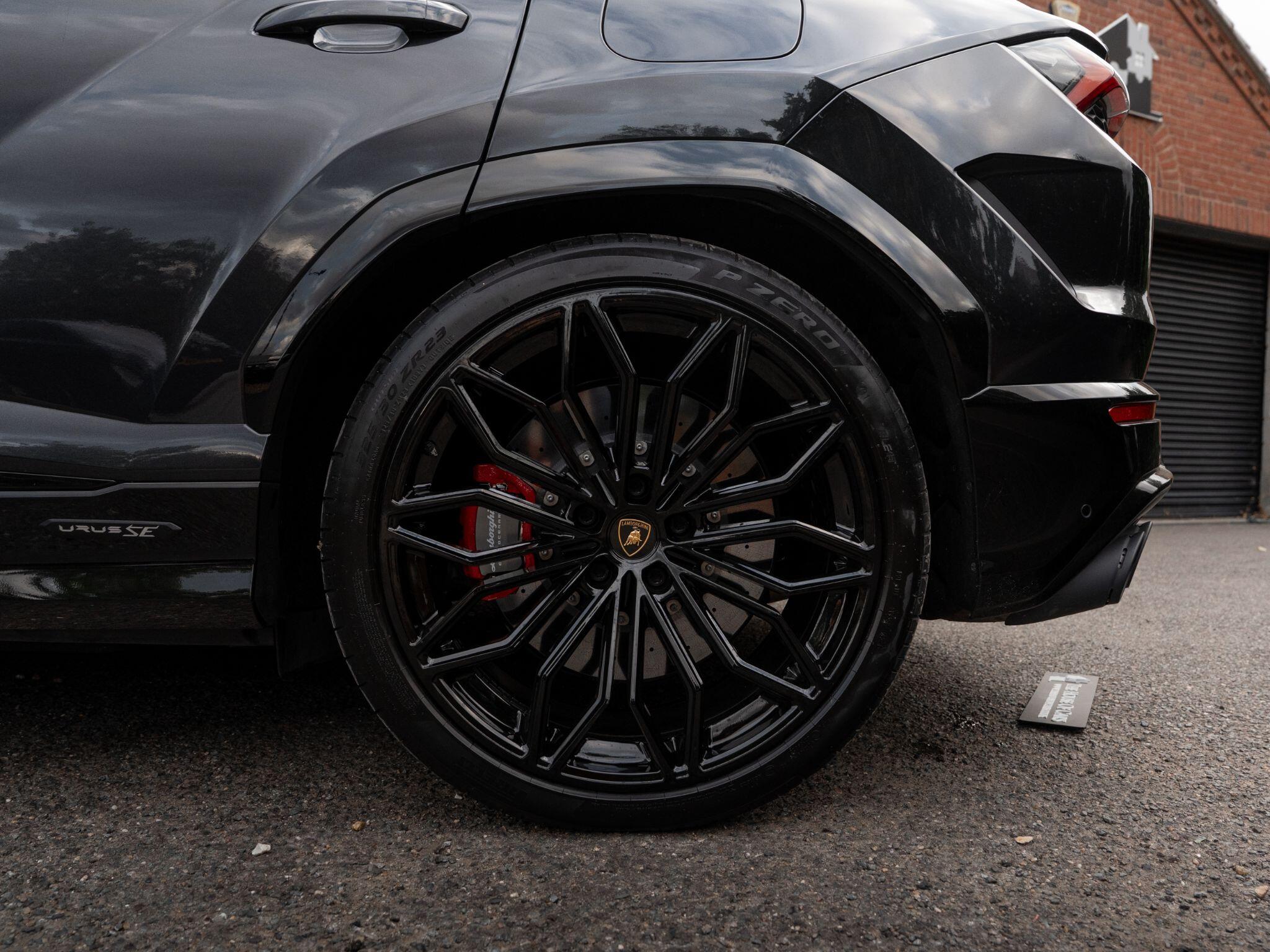 Lamborghini Urus view 33
