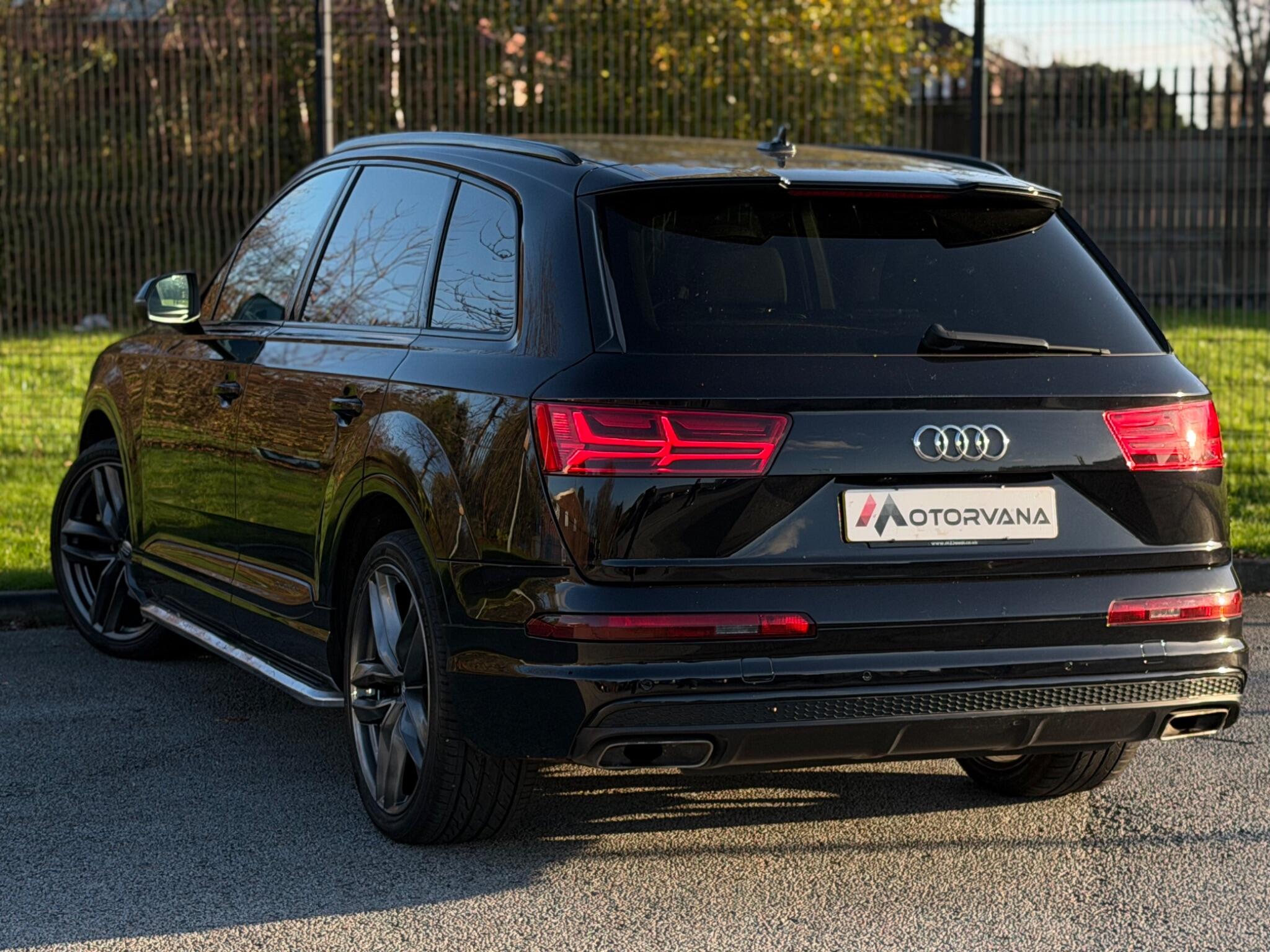 Audi Q7 view 8