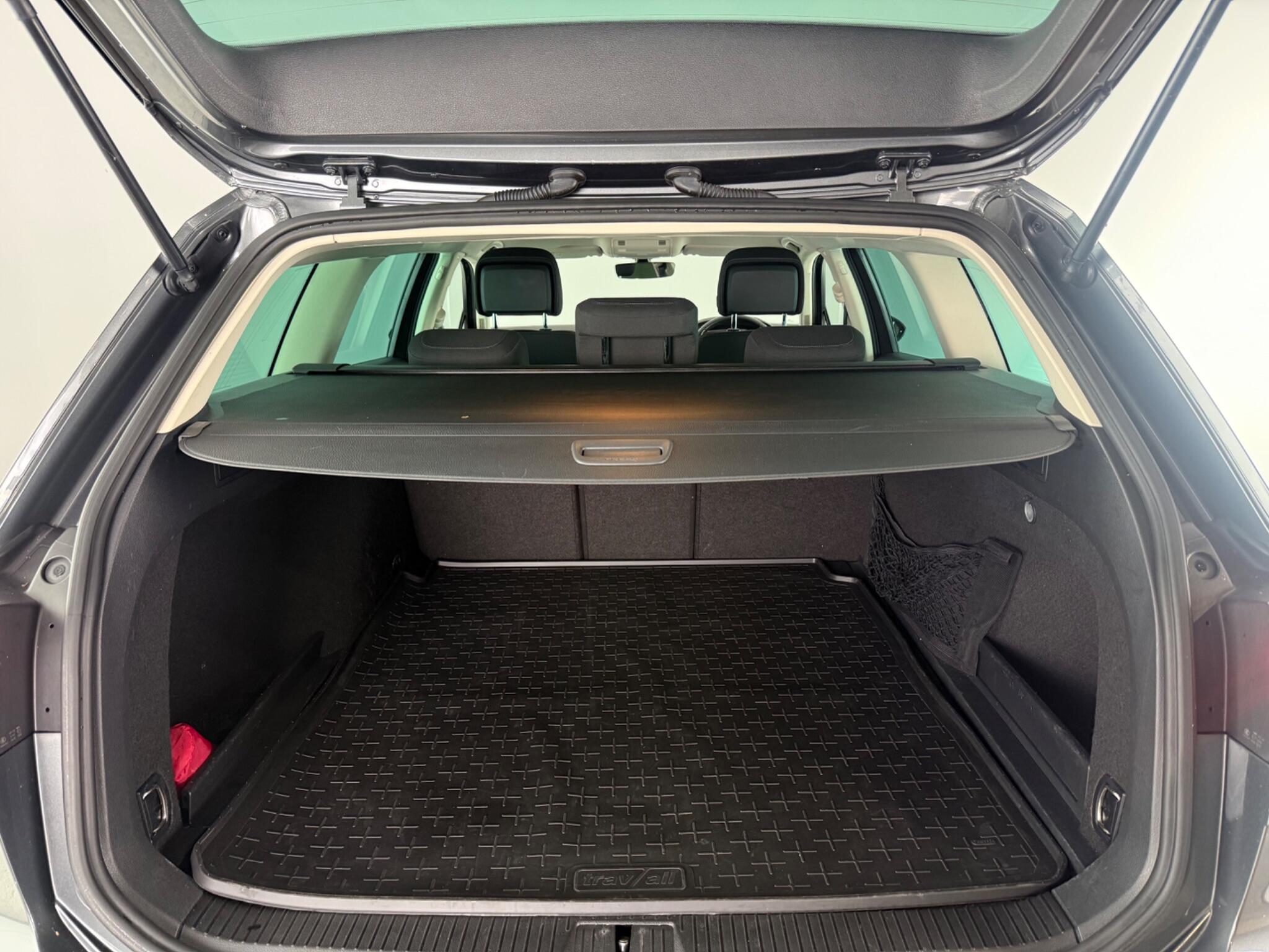 Volkswagen Passat view 9