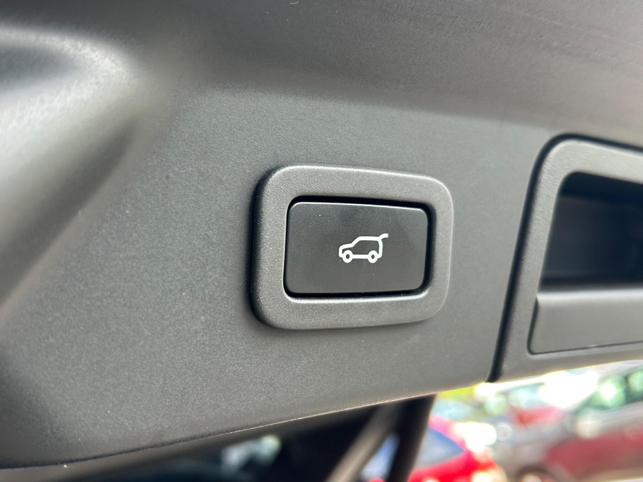 Land Rover Range Rover Velar view 38