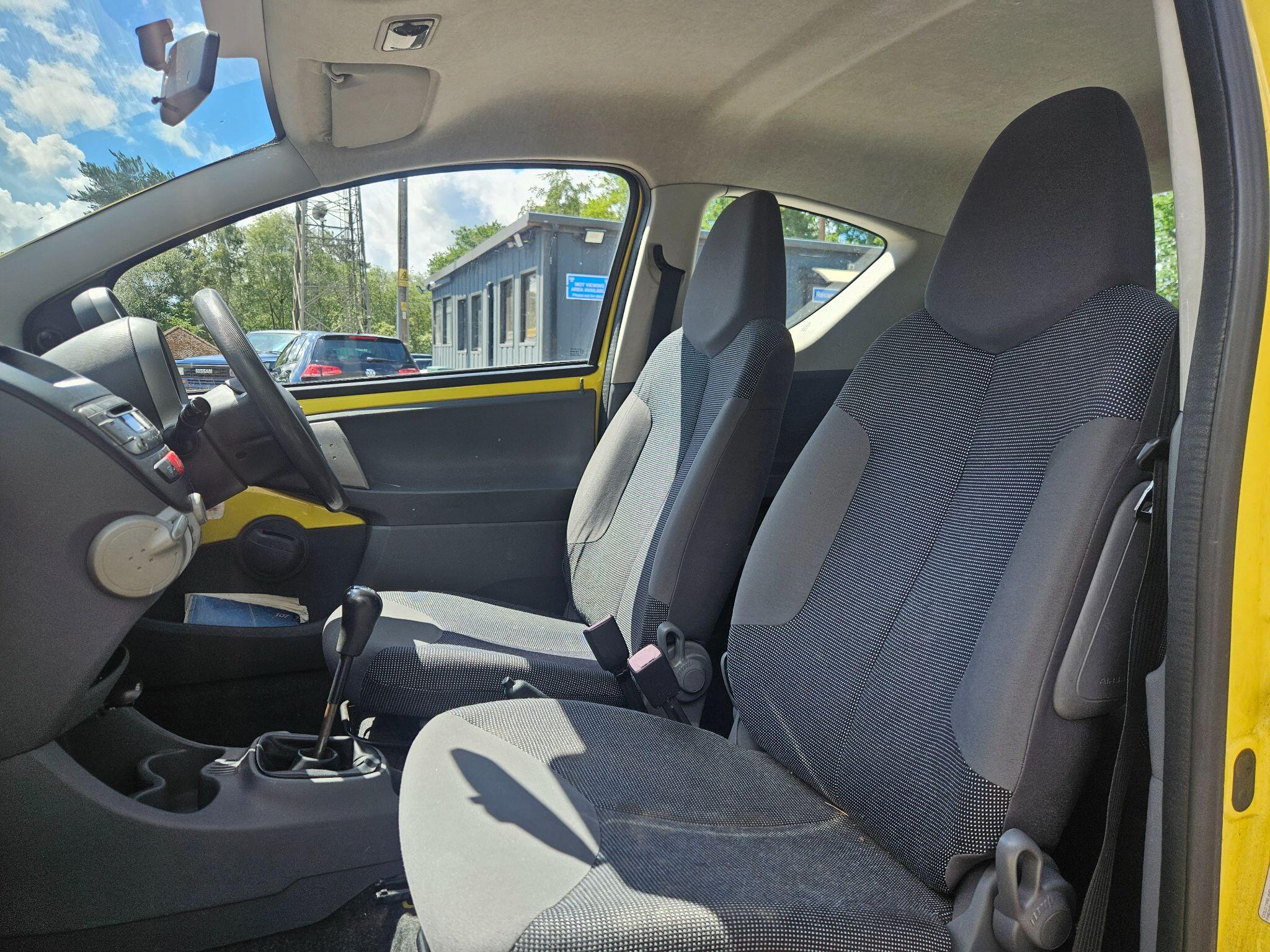 2005 Peugeot 107 image 13