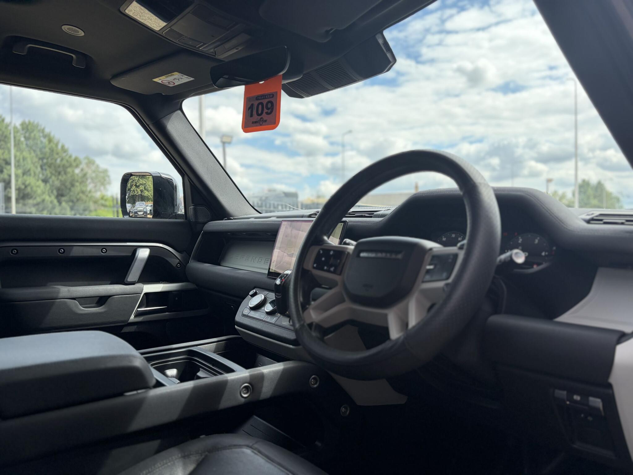 Land Rover Defender 90 view 23
