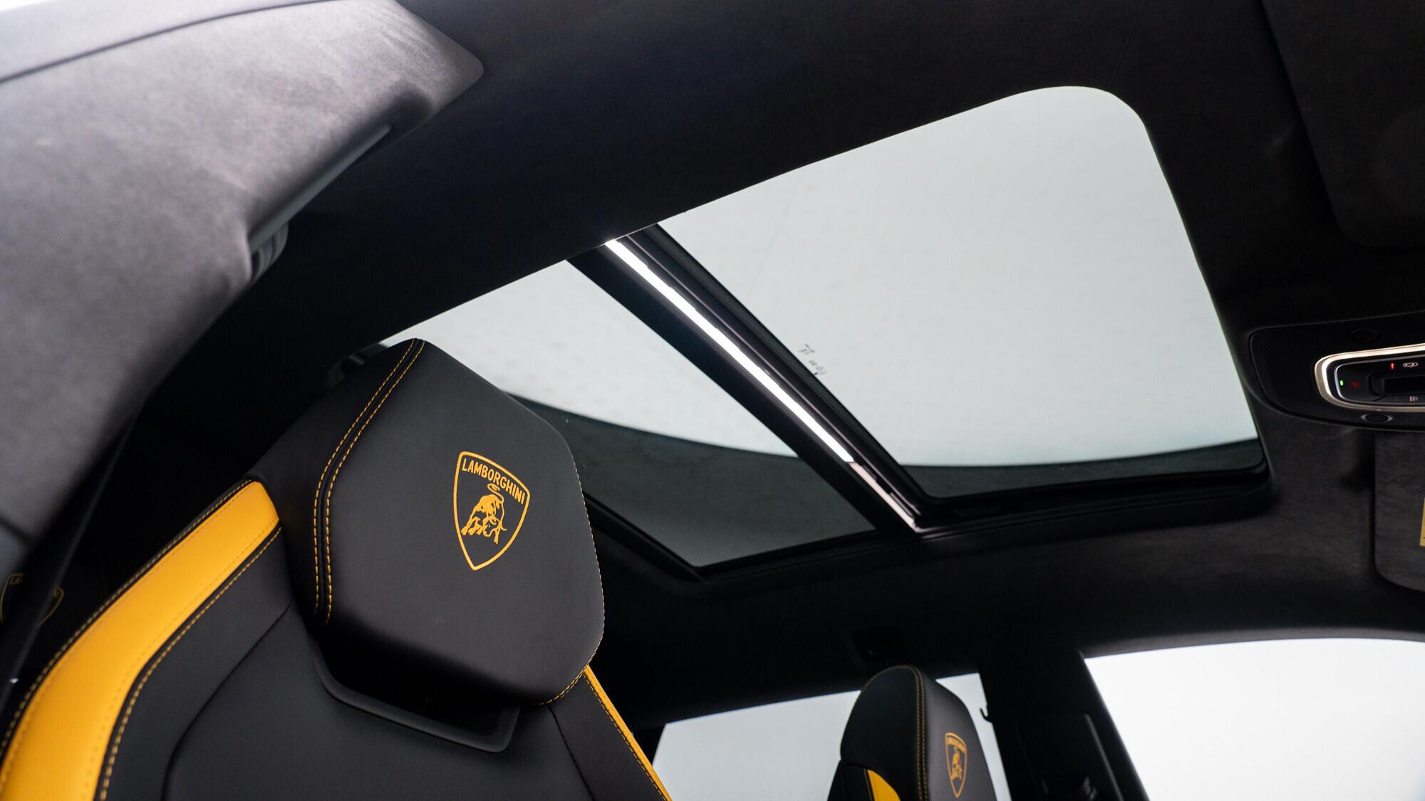 Lamborghini Urus view 7