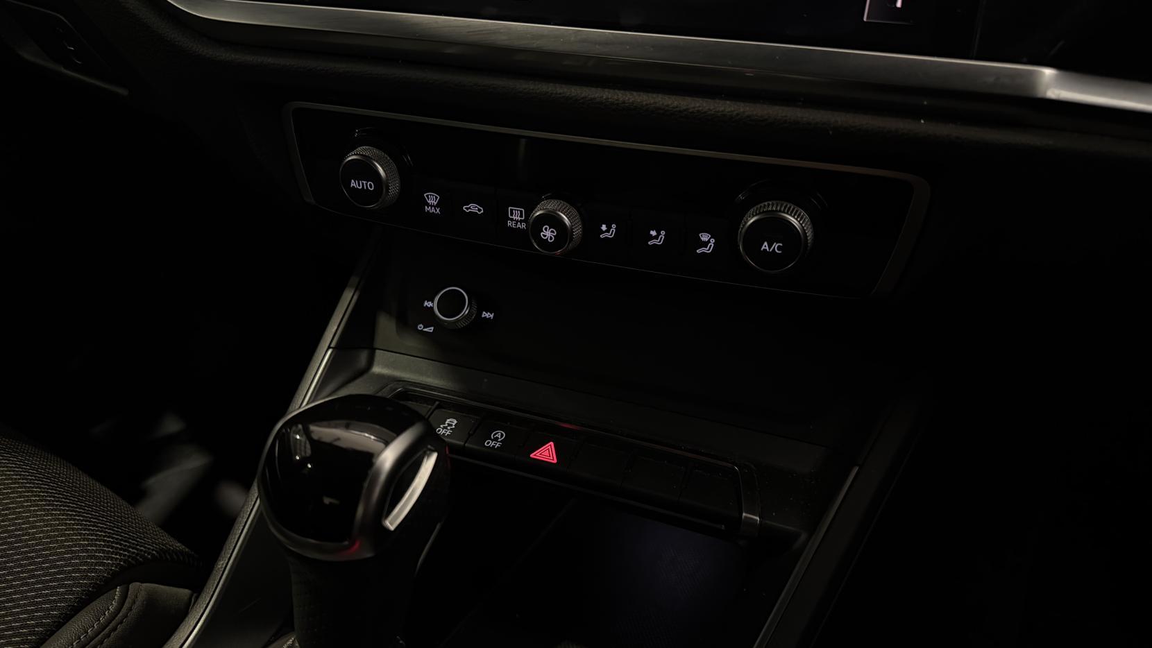 Audi Q3 view 20