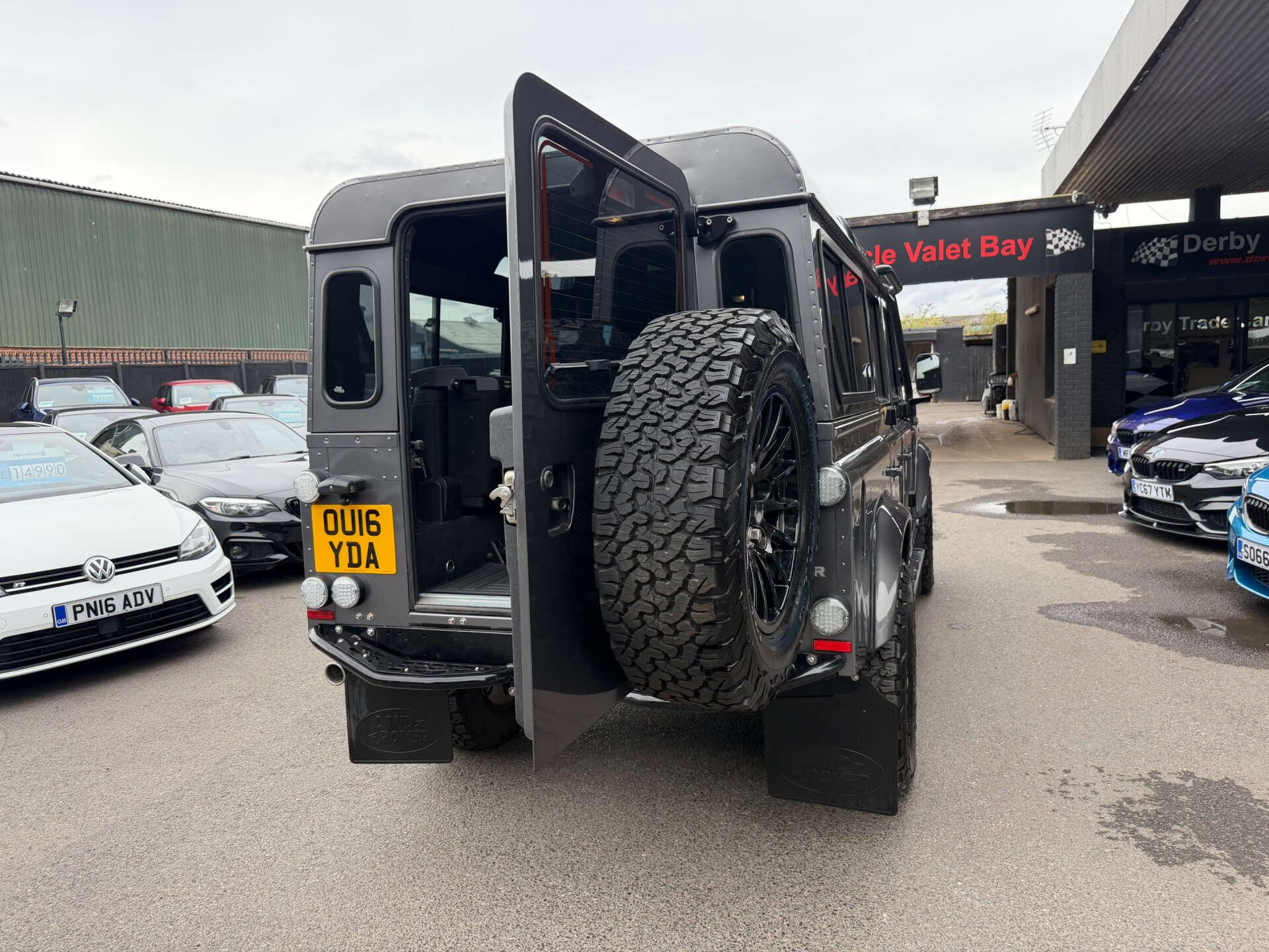 Land Rover Defender 110 view 11