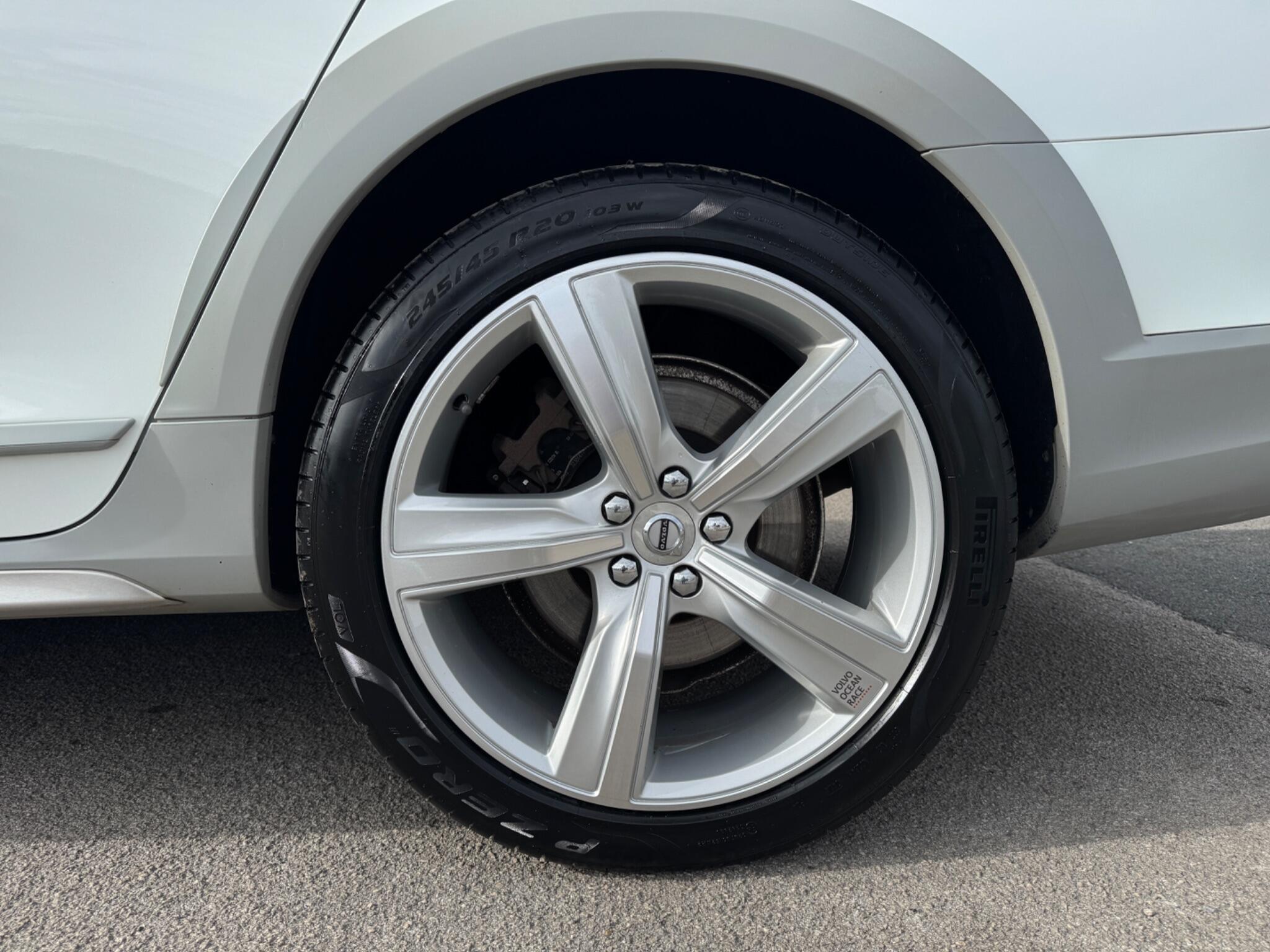 Volvo V90 Cross Country view 12