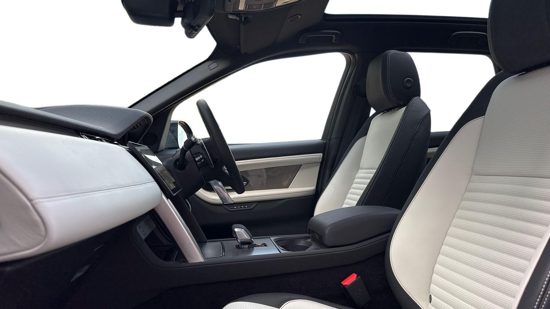Land Rover Discovery Sport view 3