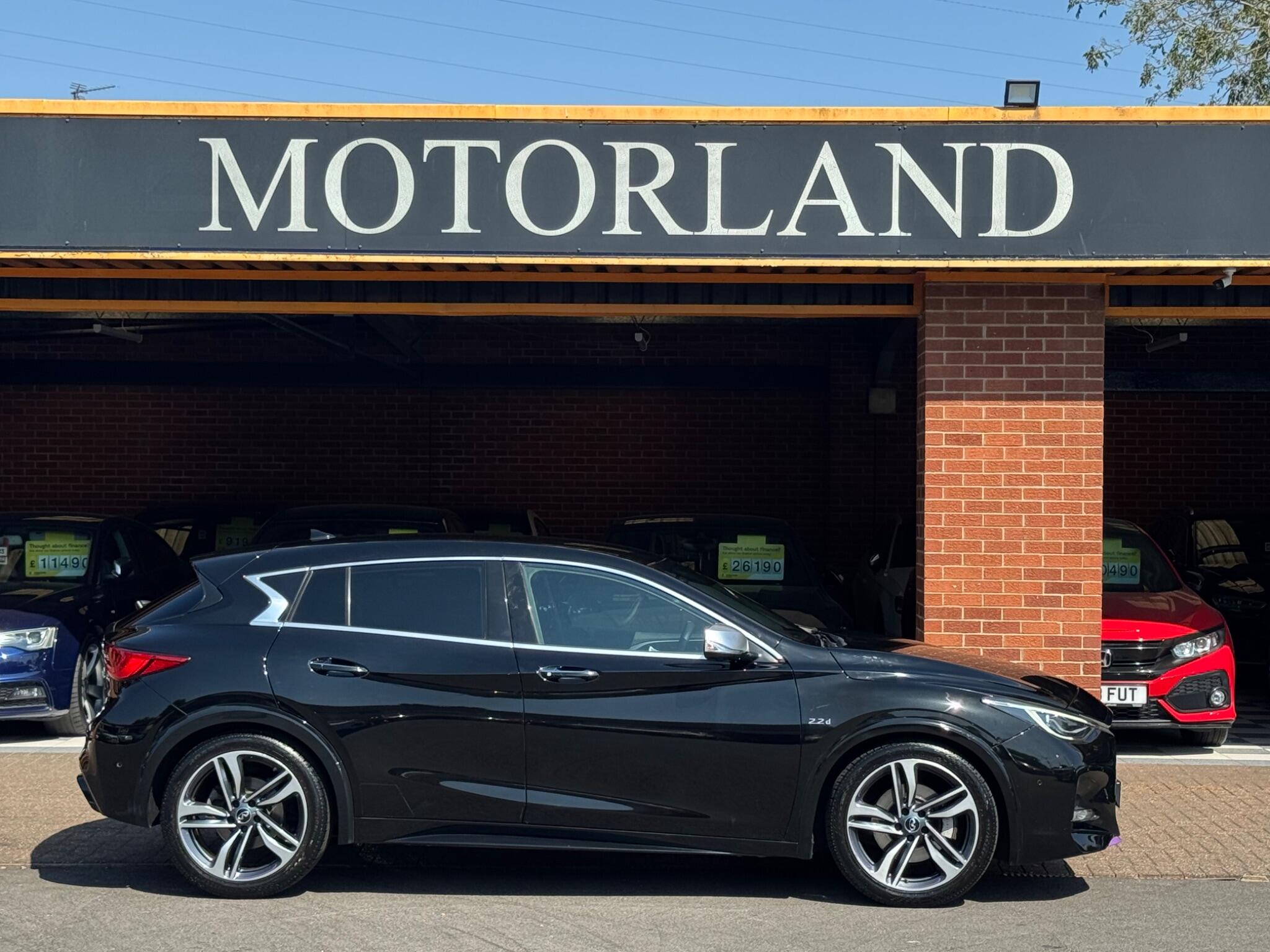 Infiniti Q30 view 4