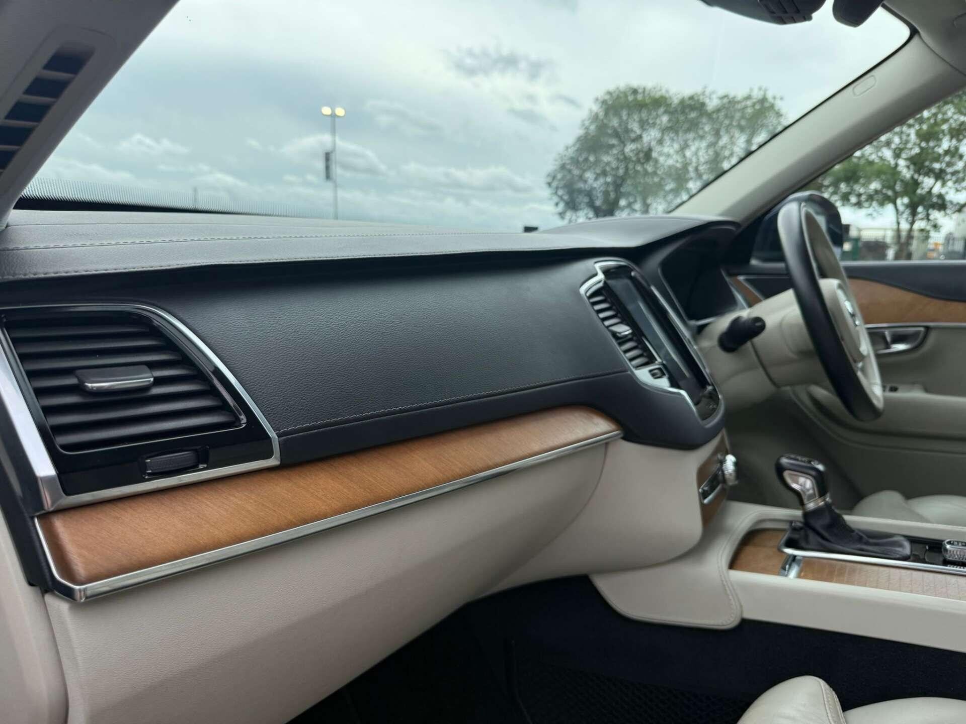 Volvo XC90 view 40