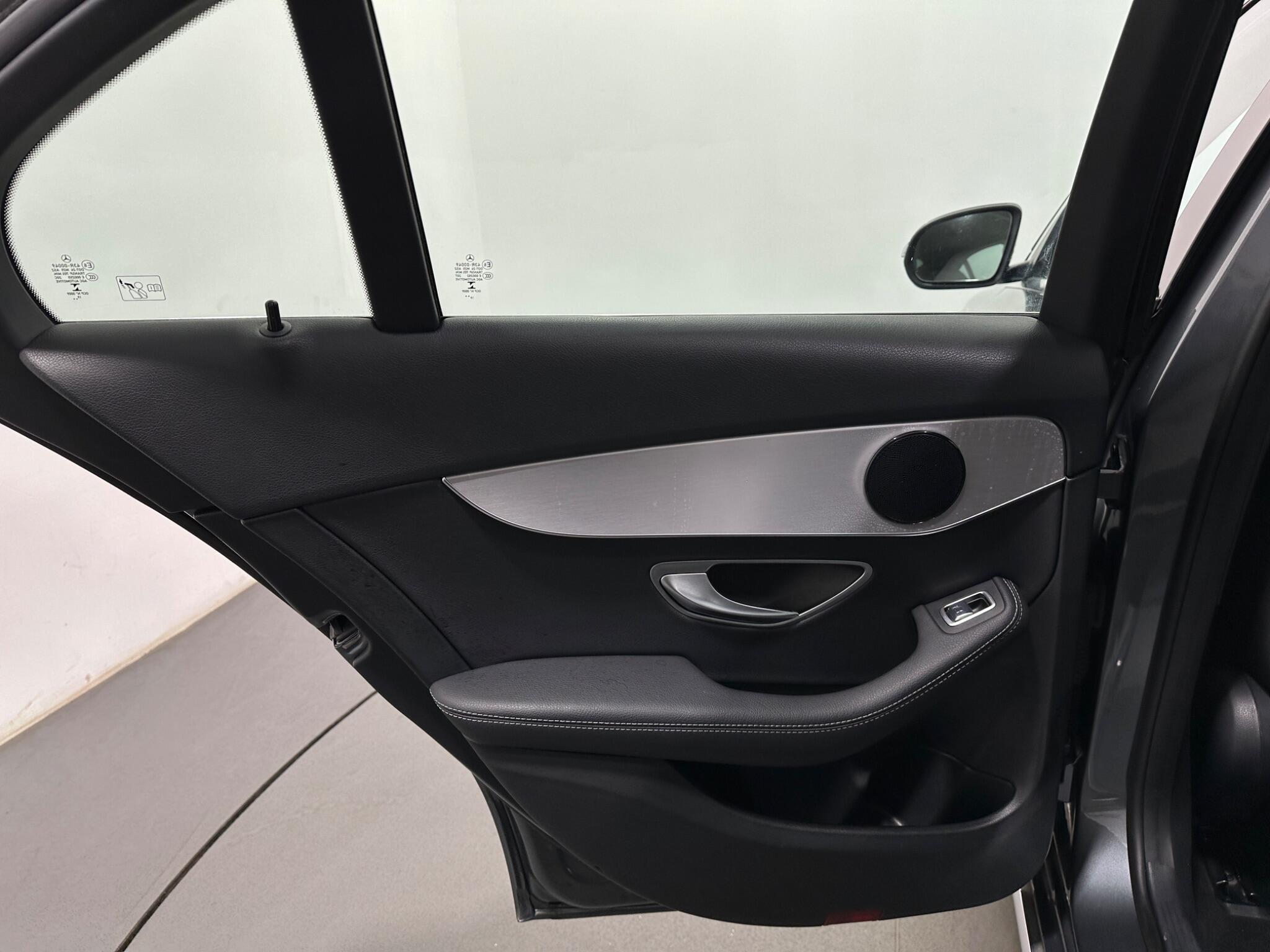 Mercedes-Benz C-Class view 41