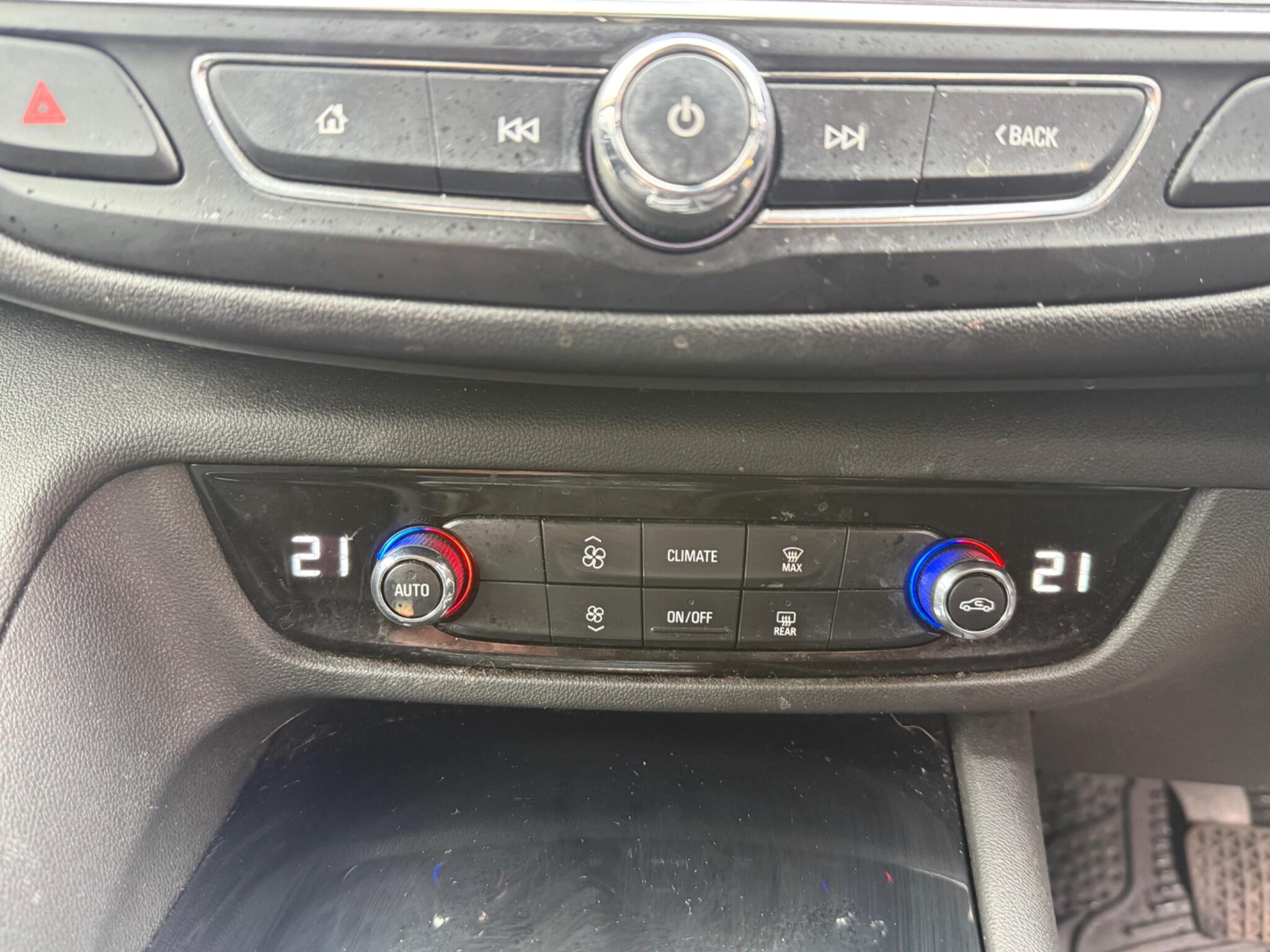 2017 Vauxhall Insignia image 21