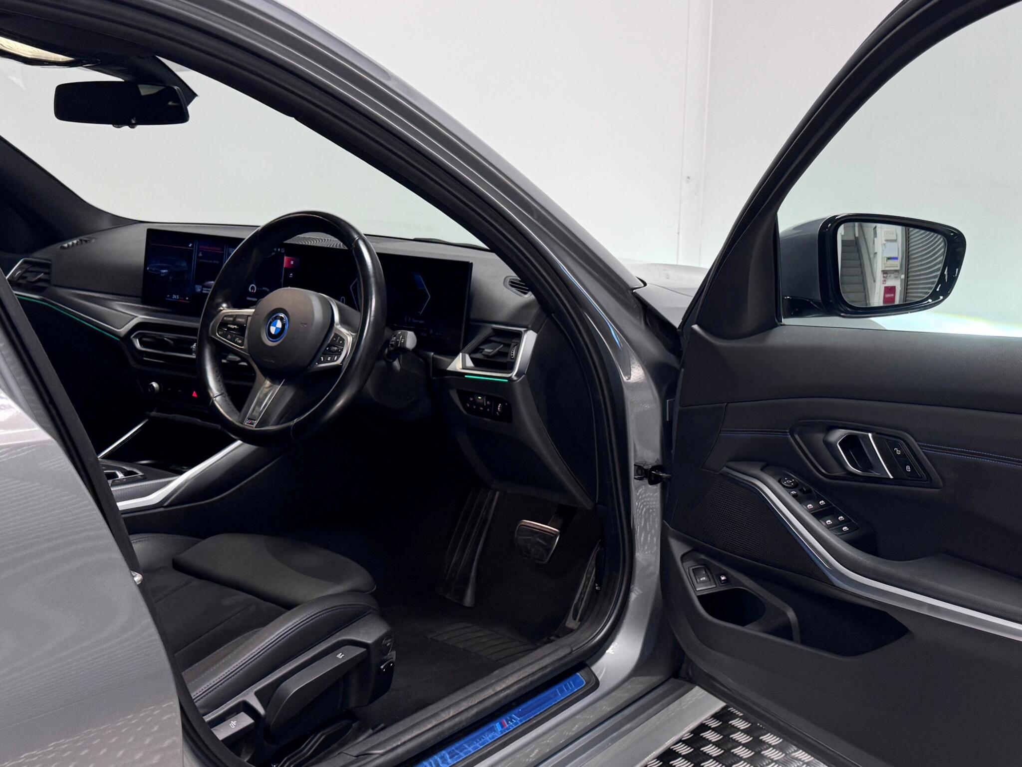 BMW 3 Series view 24