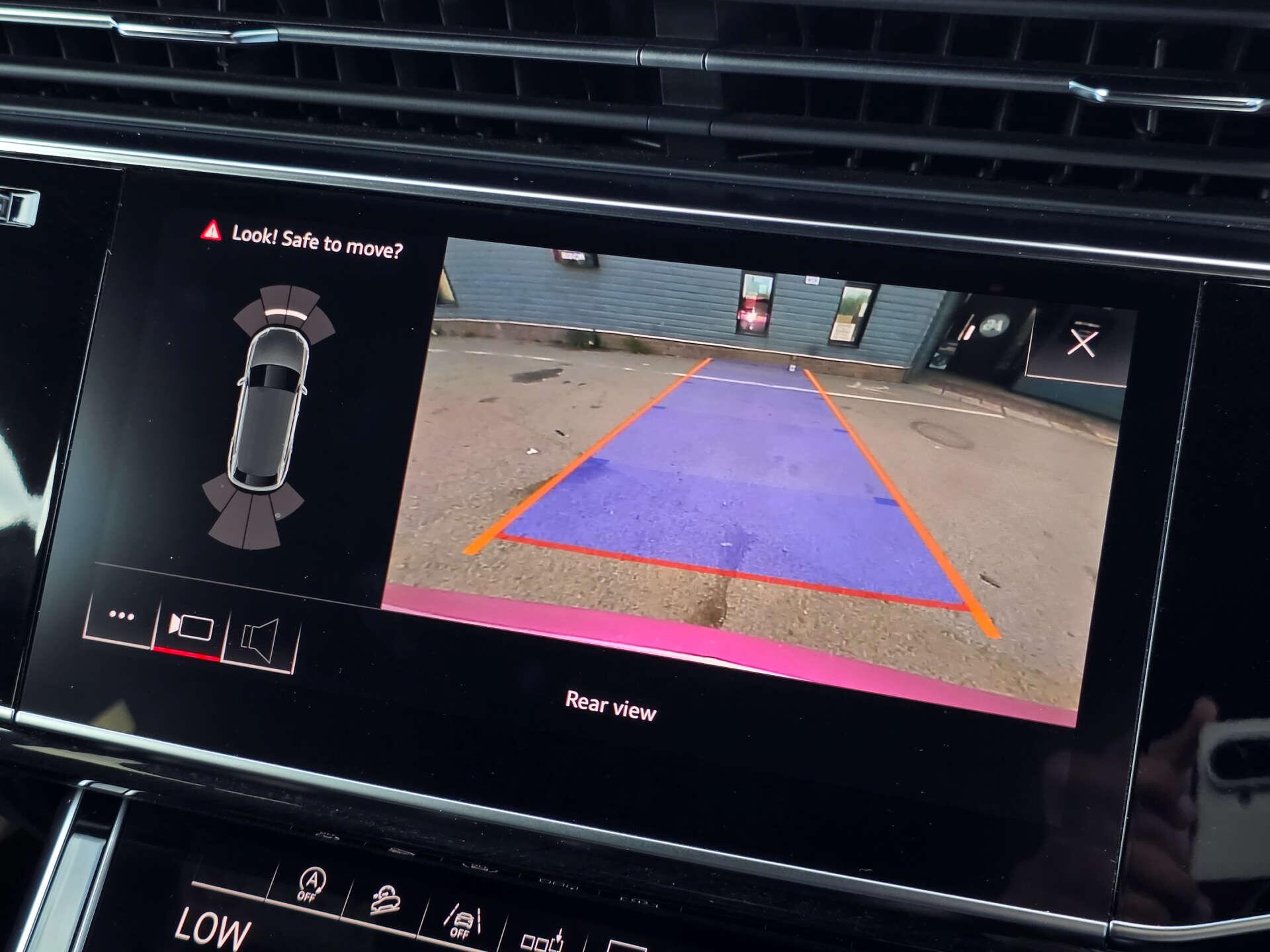 Audi Q8 view 29