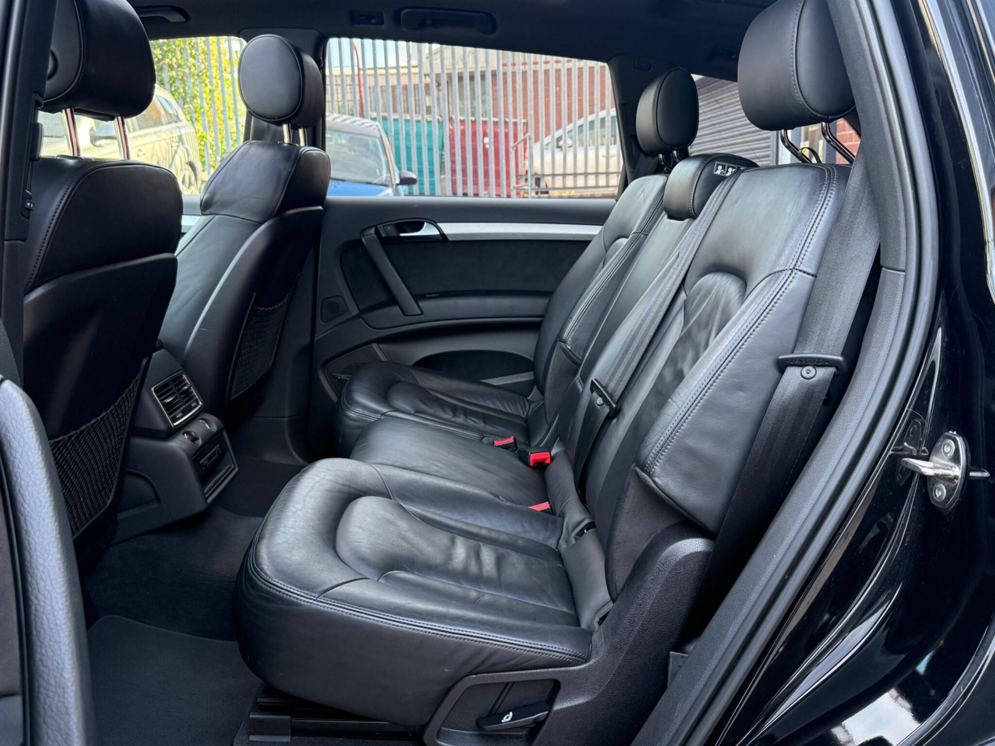 Audi Q7 view 13