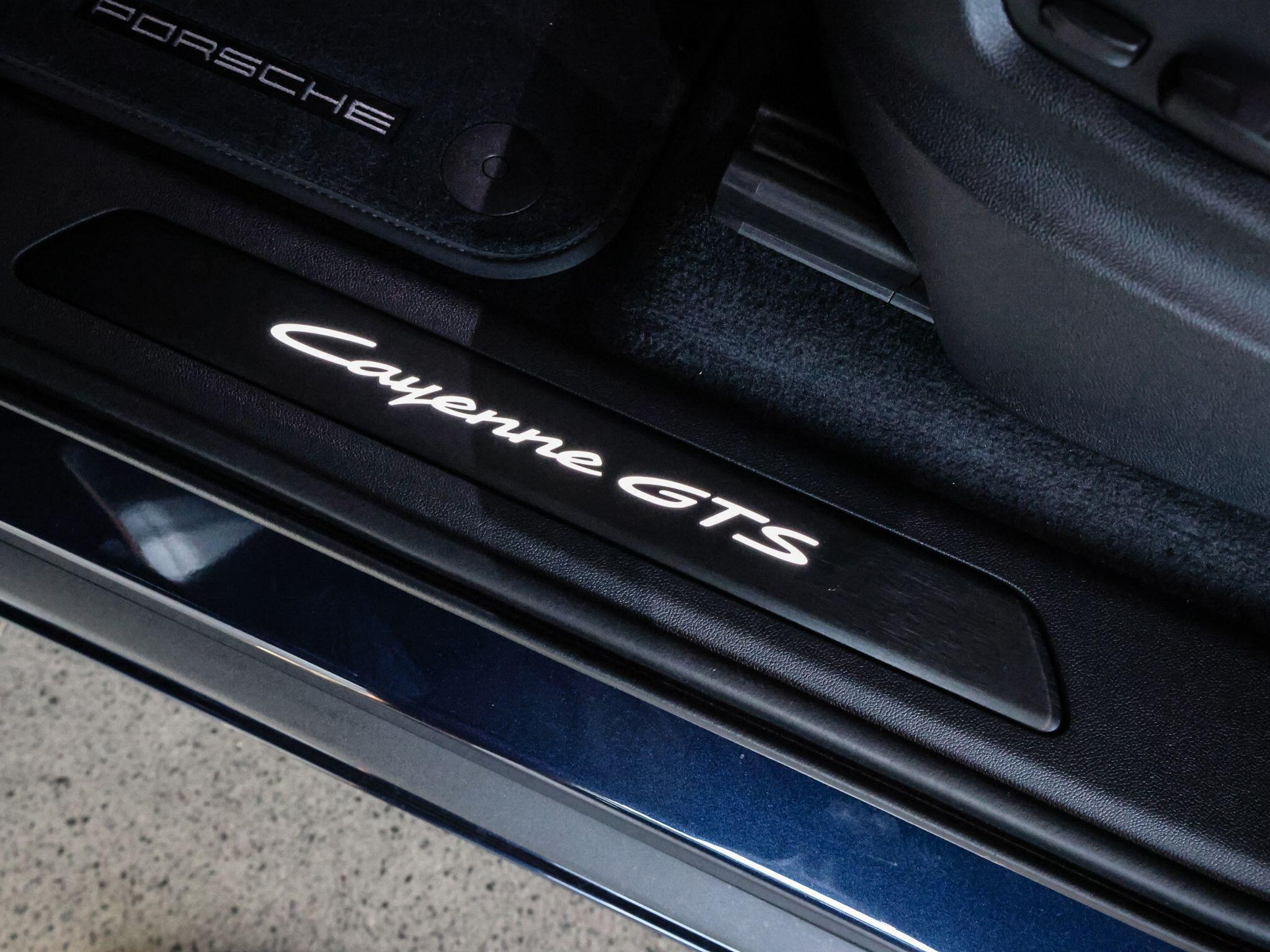 Porsche Cayenne view 22