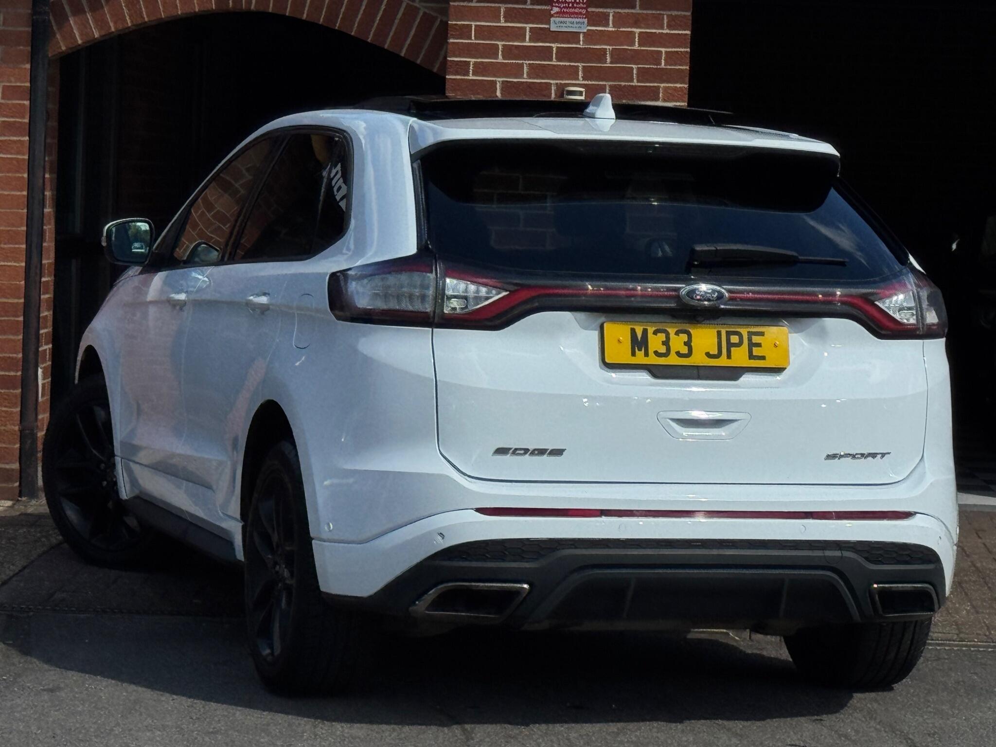 Ford Edge view 3