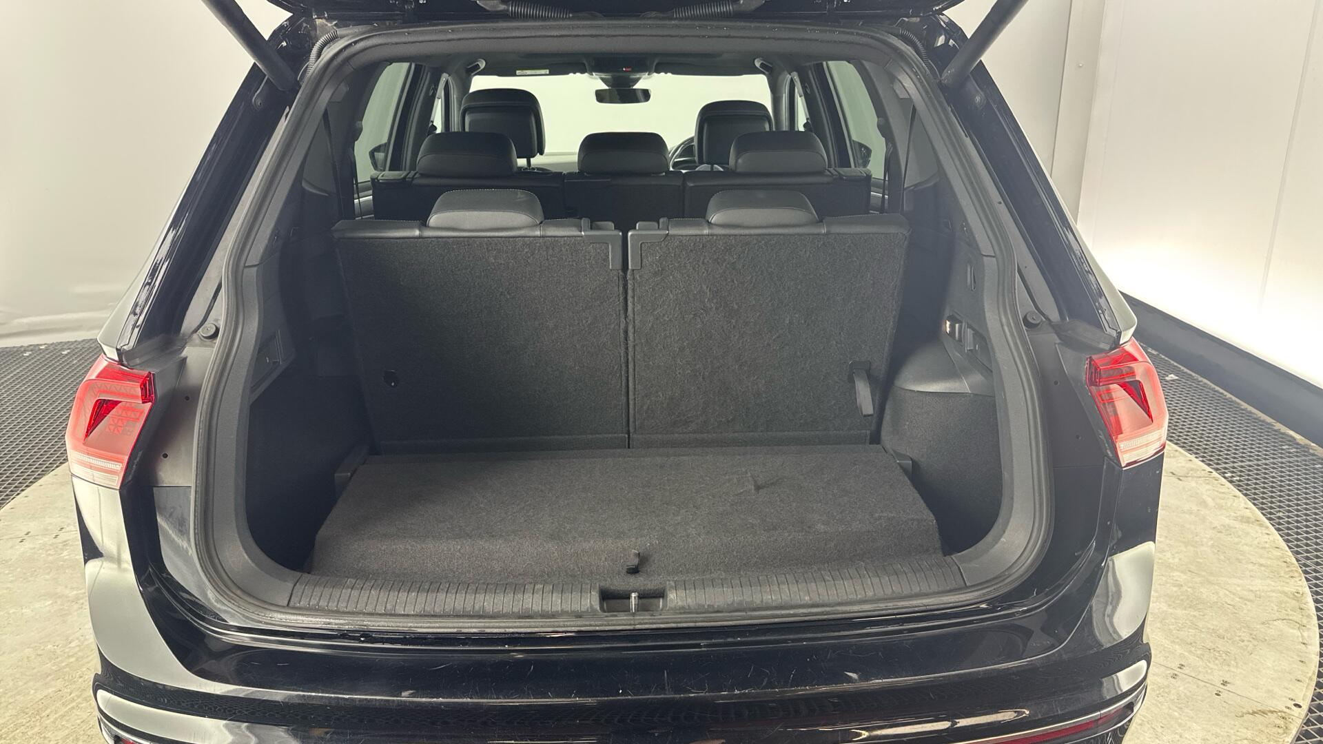 Volkswagen Tiguan Allspace view 17