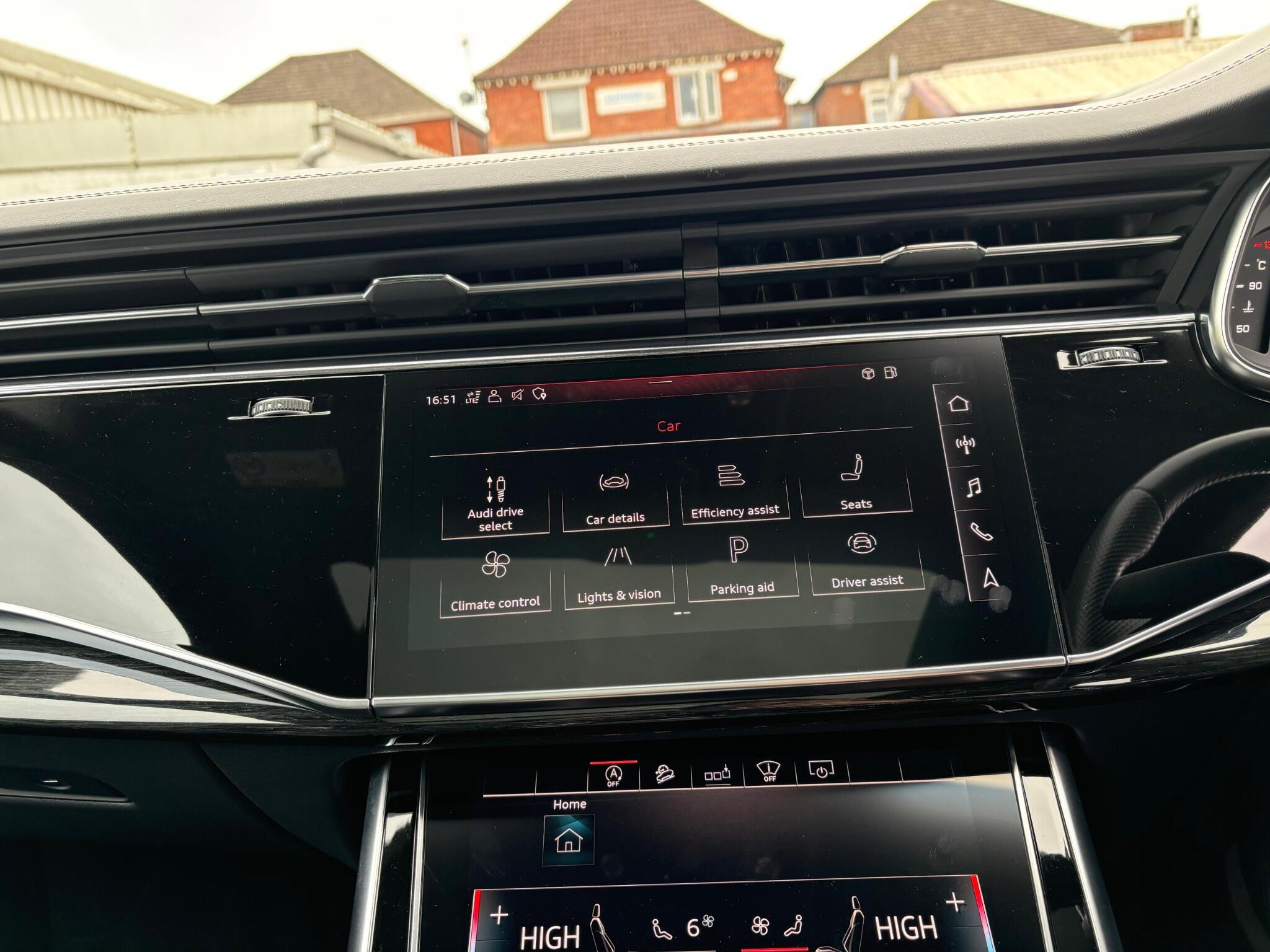 Audi Q8 view 20