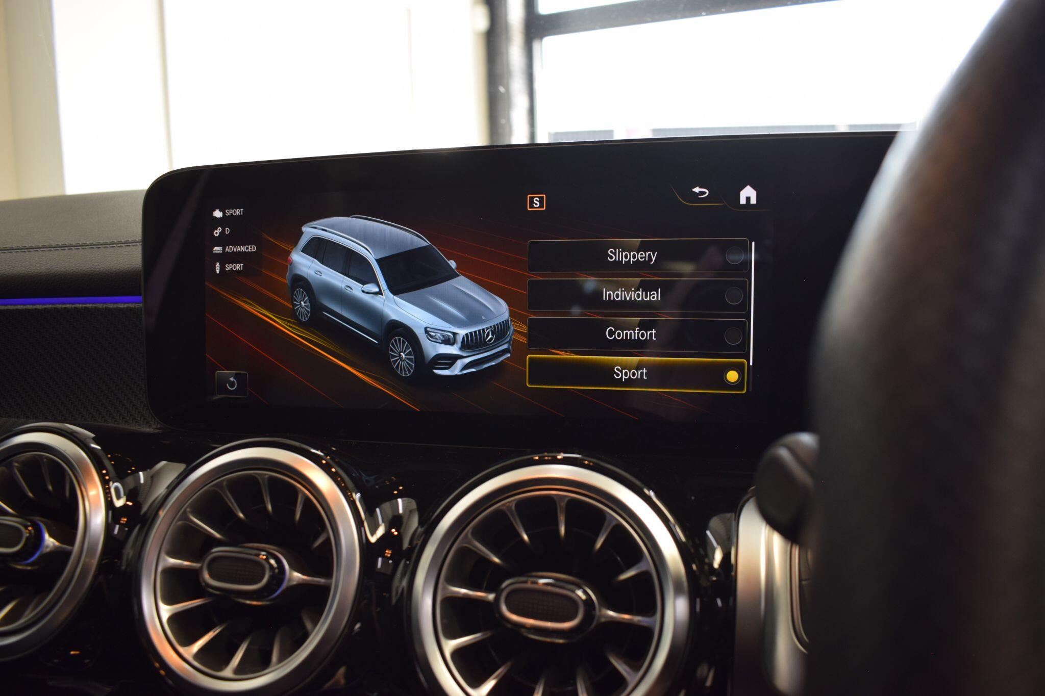 Mercedes-Benz GLB view 22