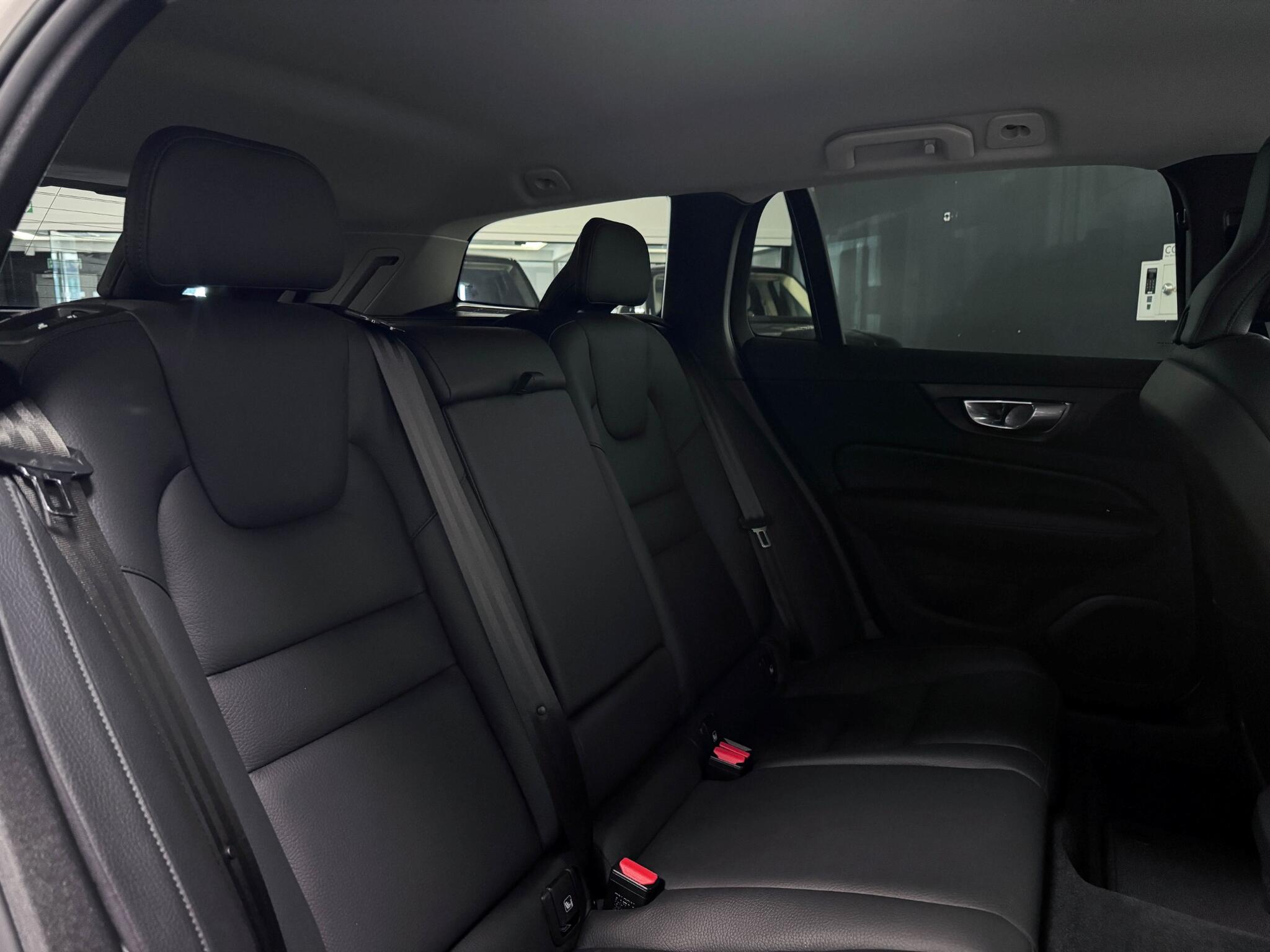 Volvo V60 Cross Country view 29