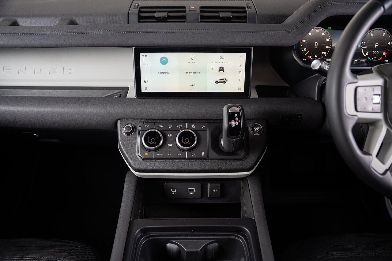 Land Rover Defender 90 view 36