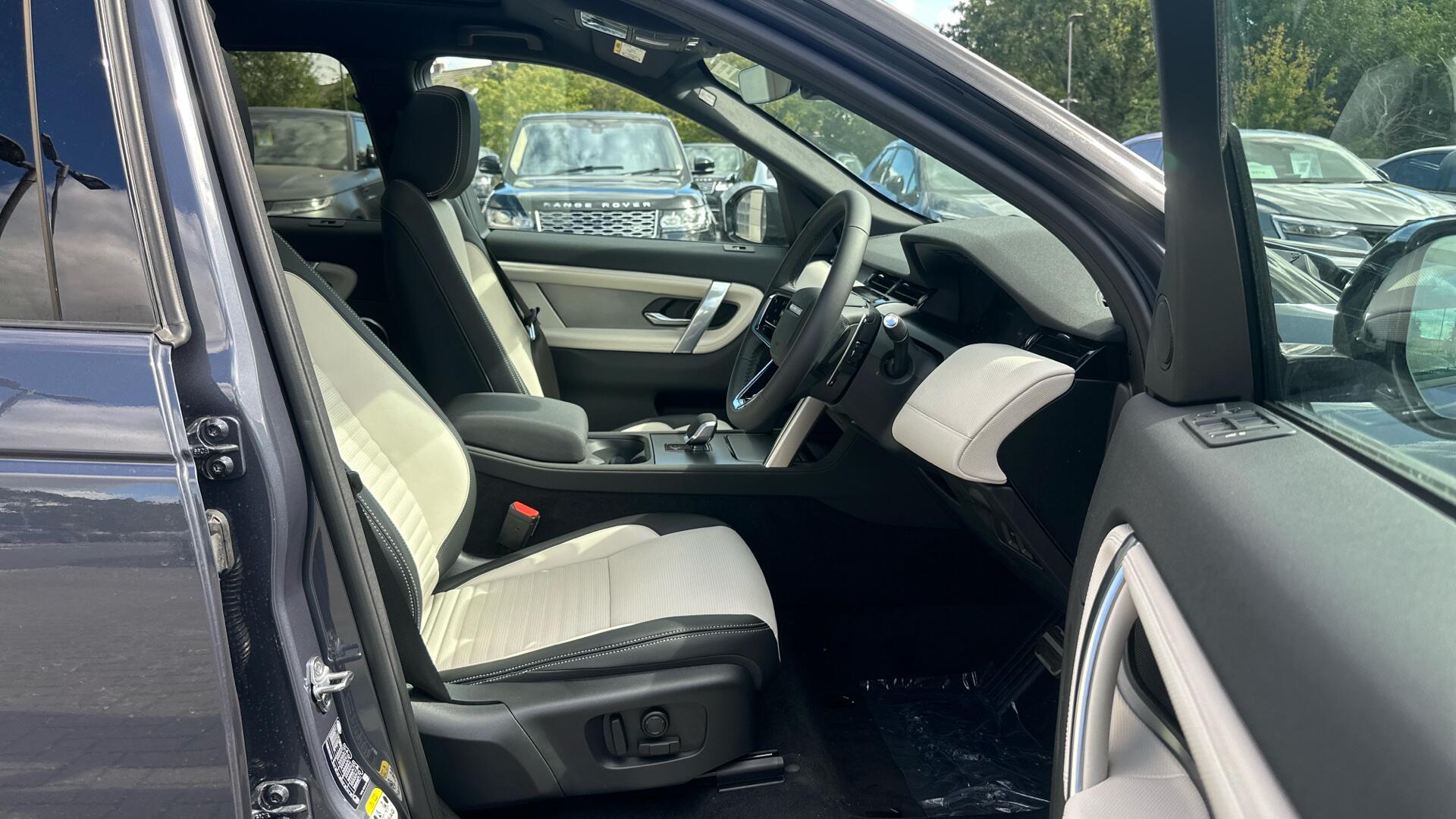 Land Rover Discovery Sport view 34