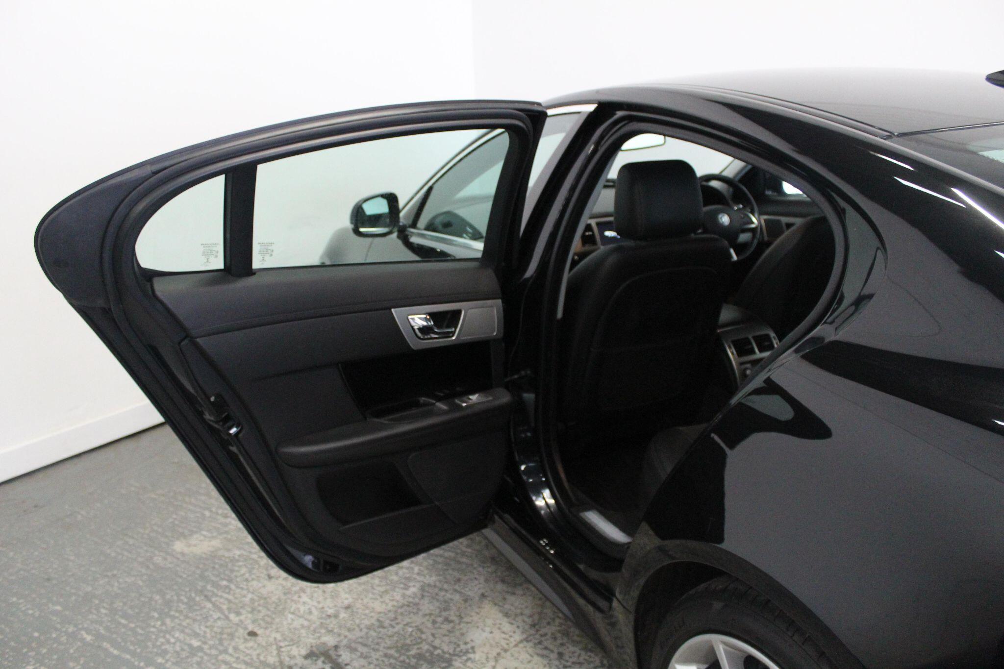 Jaguar XF view 28