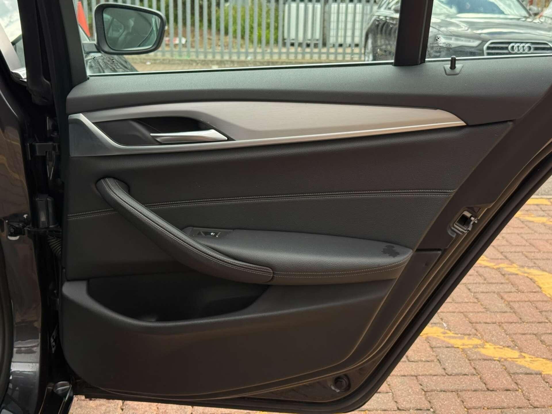 BMW 5 Series view 26