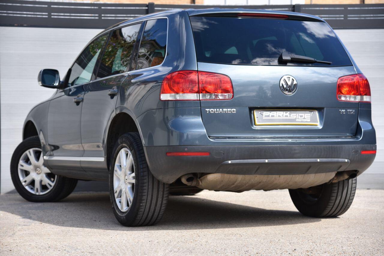 Volkswagen Touareg view 3