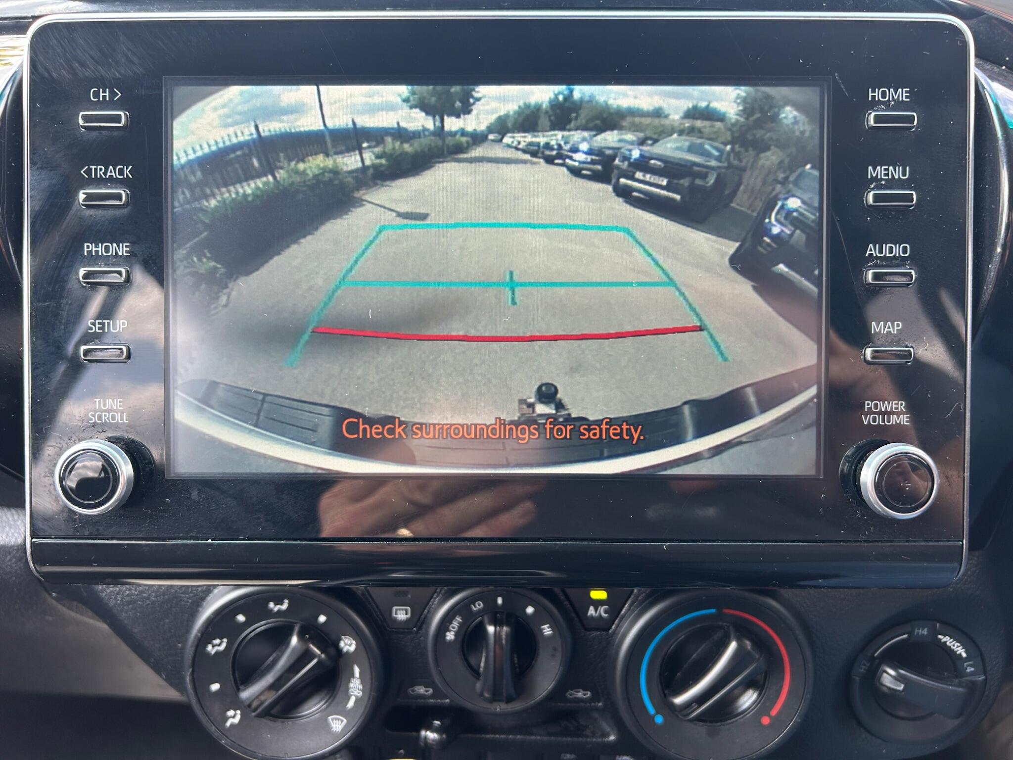 Toyota Hilux view 33