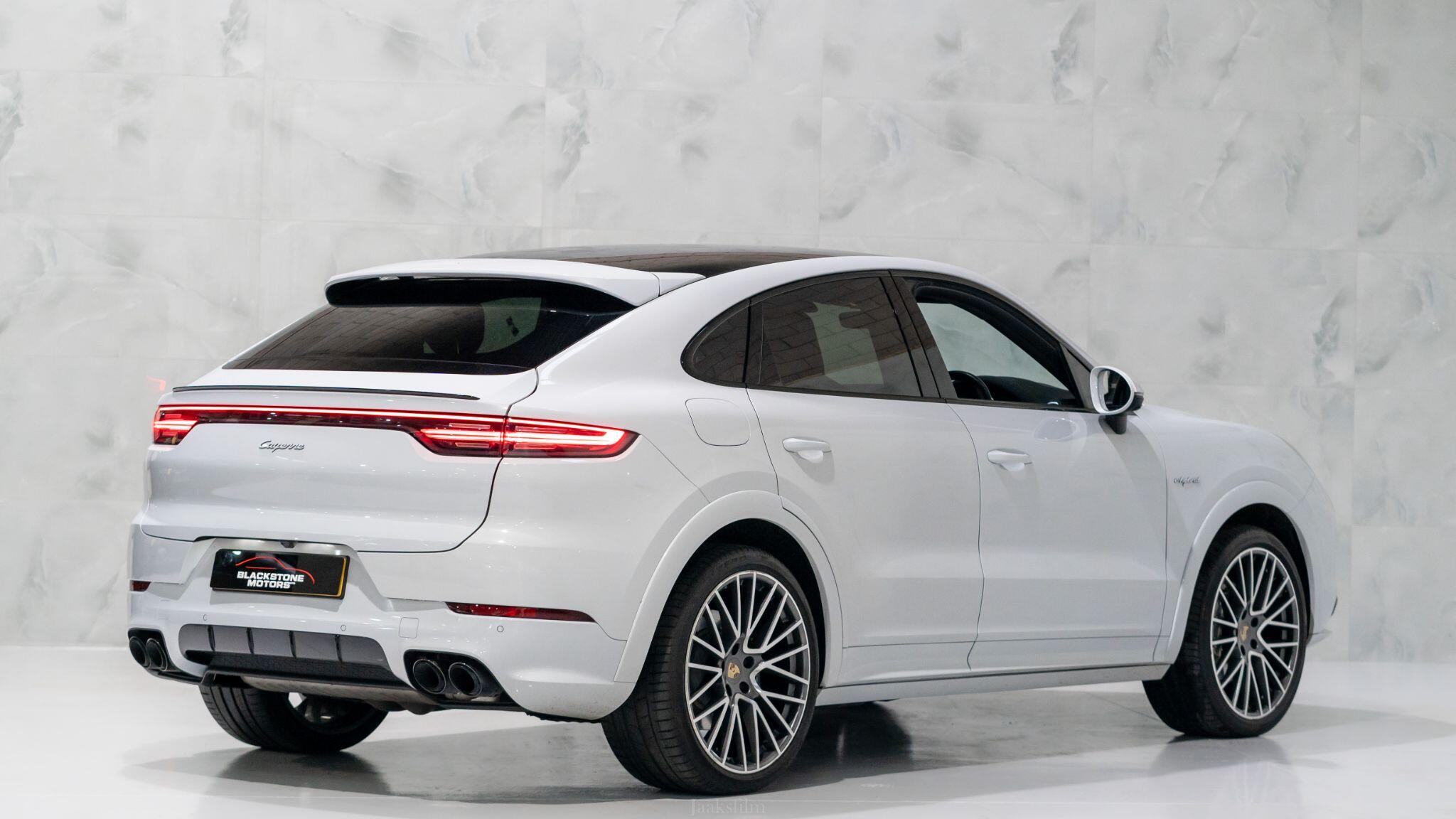 Porsche Cayenne view 8