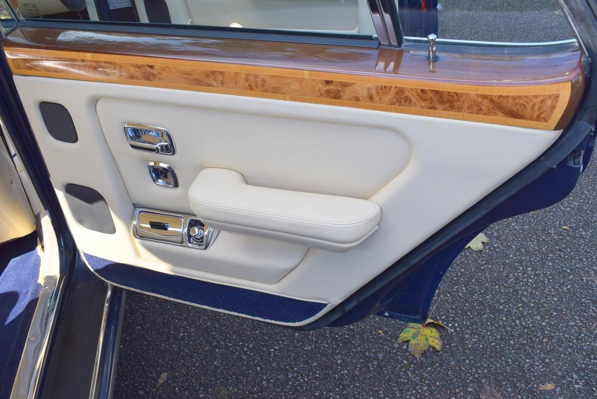 Rolls-Royce Silver Spirit view 27
