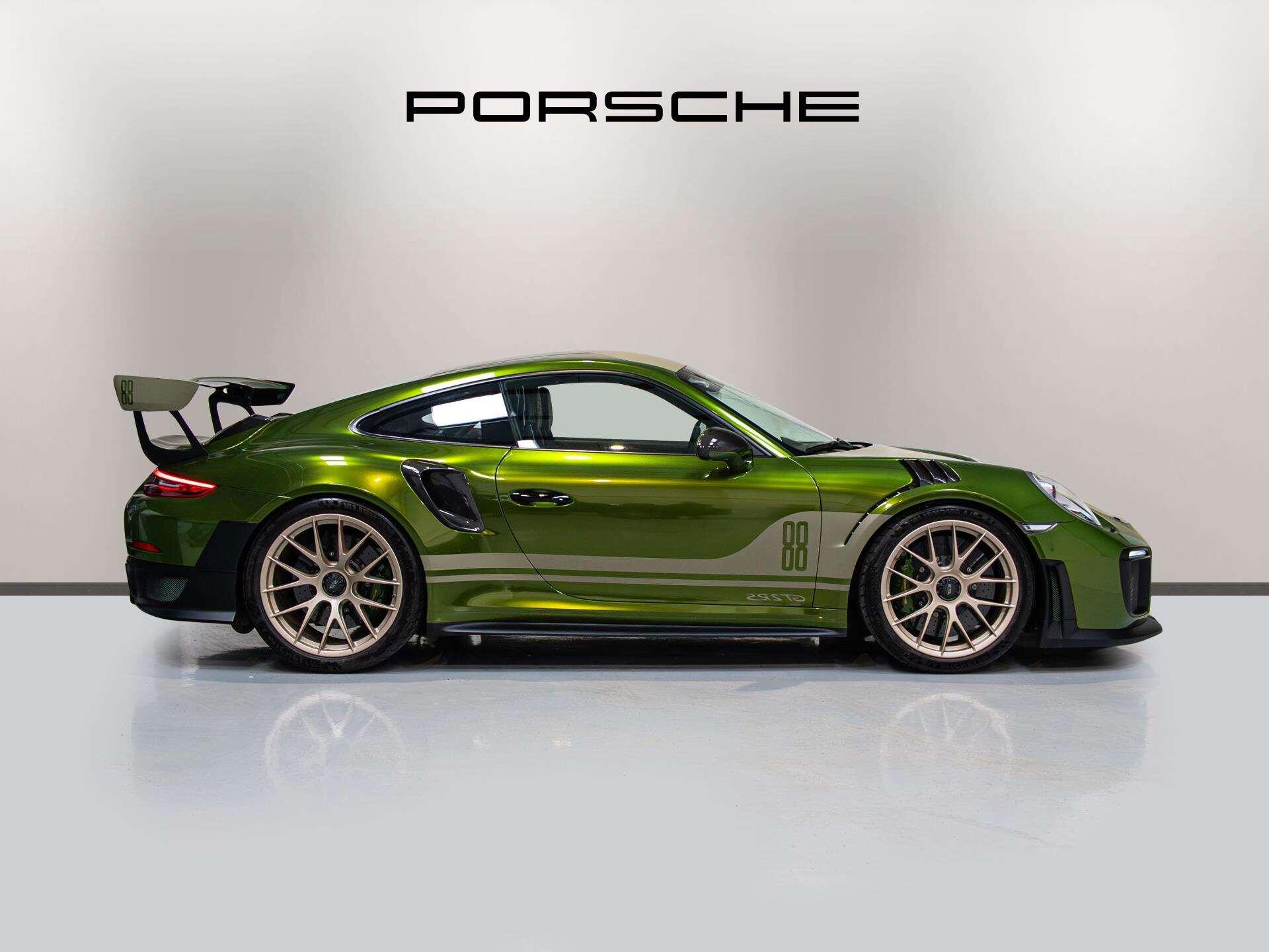 Porsche 911 view 5