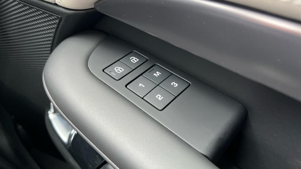 Land Rover Discovery view 25
