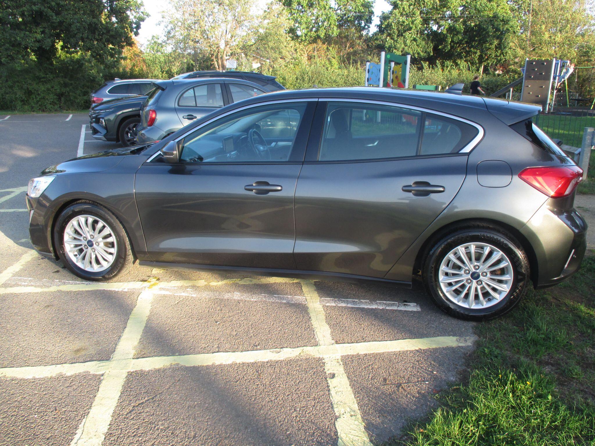 Ford Focus view 20