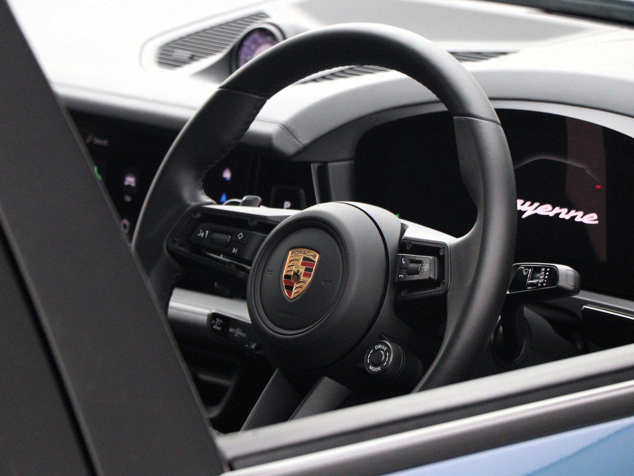 Porsche Cayenne view 32