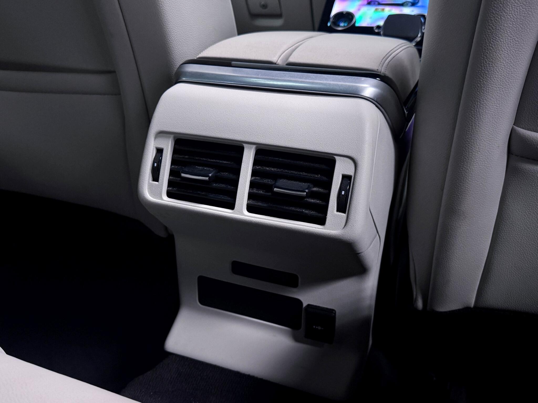 Land Rover Range Rover Velar view 9